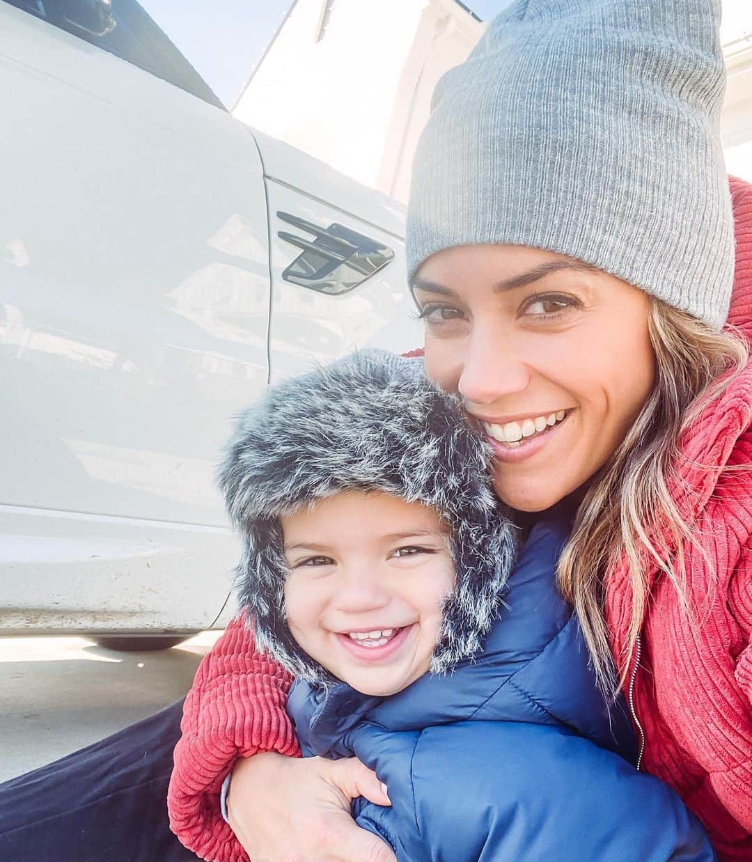 ジャナ・クレイマーのインスタグラム：「Bundled up with little guy. 💙」