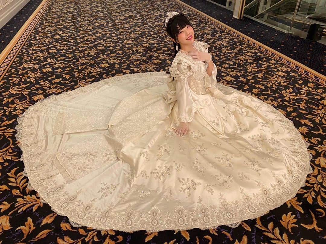 のインスタグラム：「Hiroko Tokumine 2020 Collection Show . . お写真たくさん撮って頂いたので、ちょいちょいUPします〜🙌 . GN🌙🤍 . . . #HirokoTokumine #weddingdress #lolitafashion #lolitagirl #lolitadress #kawaii #elegant #dress #princess #tokyo #japan #dempagumi #idol #risaaizawa #相沢梨紗 #ウェディングドレス #wedding」
