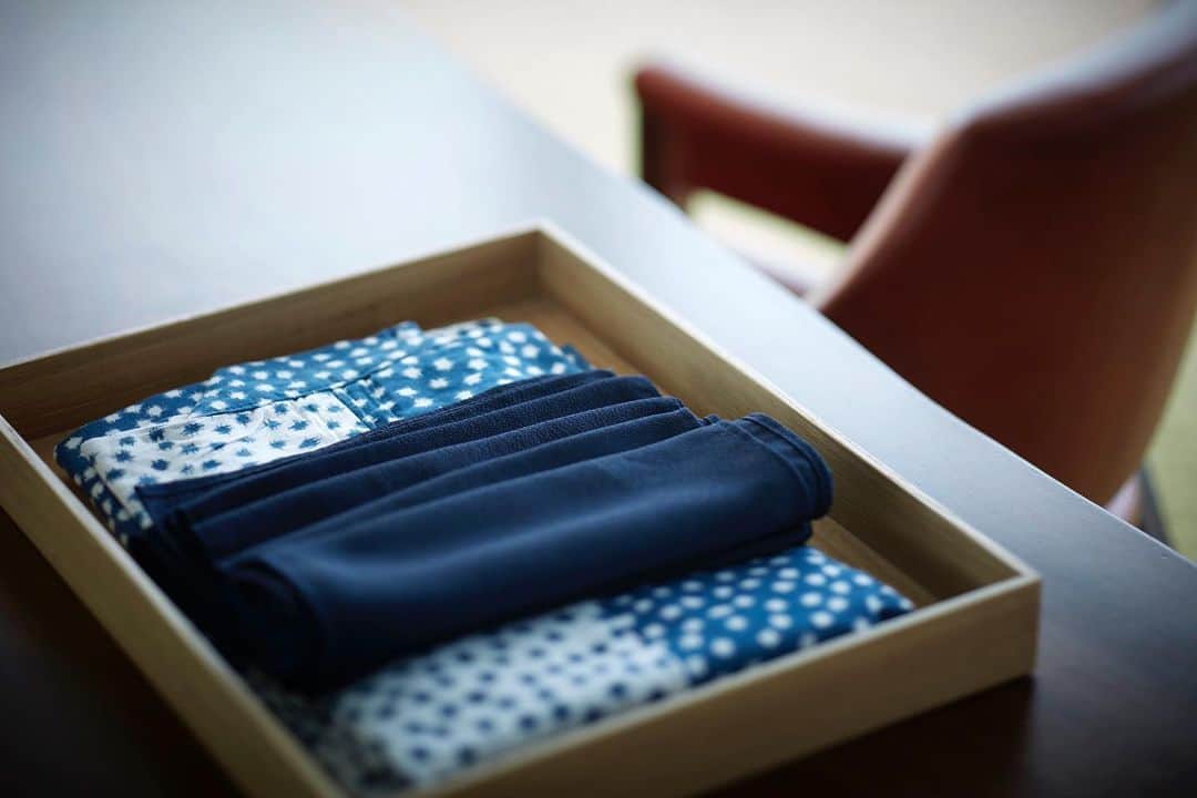Andaz Tokyo アンダーズ 東京さんのインスタグラム写真 - (Andaz Tokyo アンダーズ 東京Instagram)「Small touches that bring traditions to life 👘  Experience local culture every time you try on our original yukata and matching slippers, found in every guestroom.  客室には和を感じていただけるオリジナルのユニークな浴衣とスリッパをご用意しております。  #yukata #ゆかた #andaztokyo #アンダース東京 #staycation #hyattfamily #wheninandaz」12月5日 19時31分 - andaztokyo