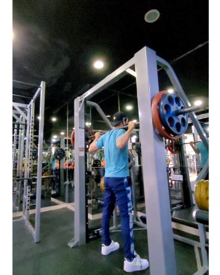 Lee Si-gangのインスタグラム：「🏋‍♀️#스쿼트  90kg... 선수생활때 120kg어떻게들었지?  코로나 조심 하면서 면역력 을 위해  틈틈히 대기시간 에도 운동 을 합니다  #헬스#workout   撮影しながら休憩時間に運動してます。 もうすぐオンラインファンミですが 皆参加してくれますか❤💋？」