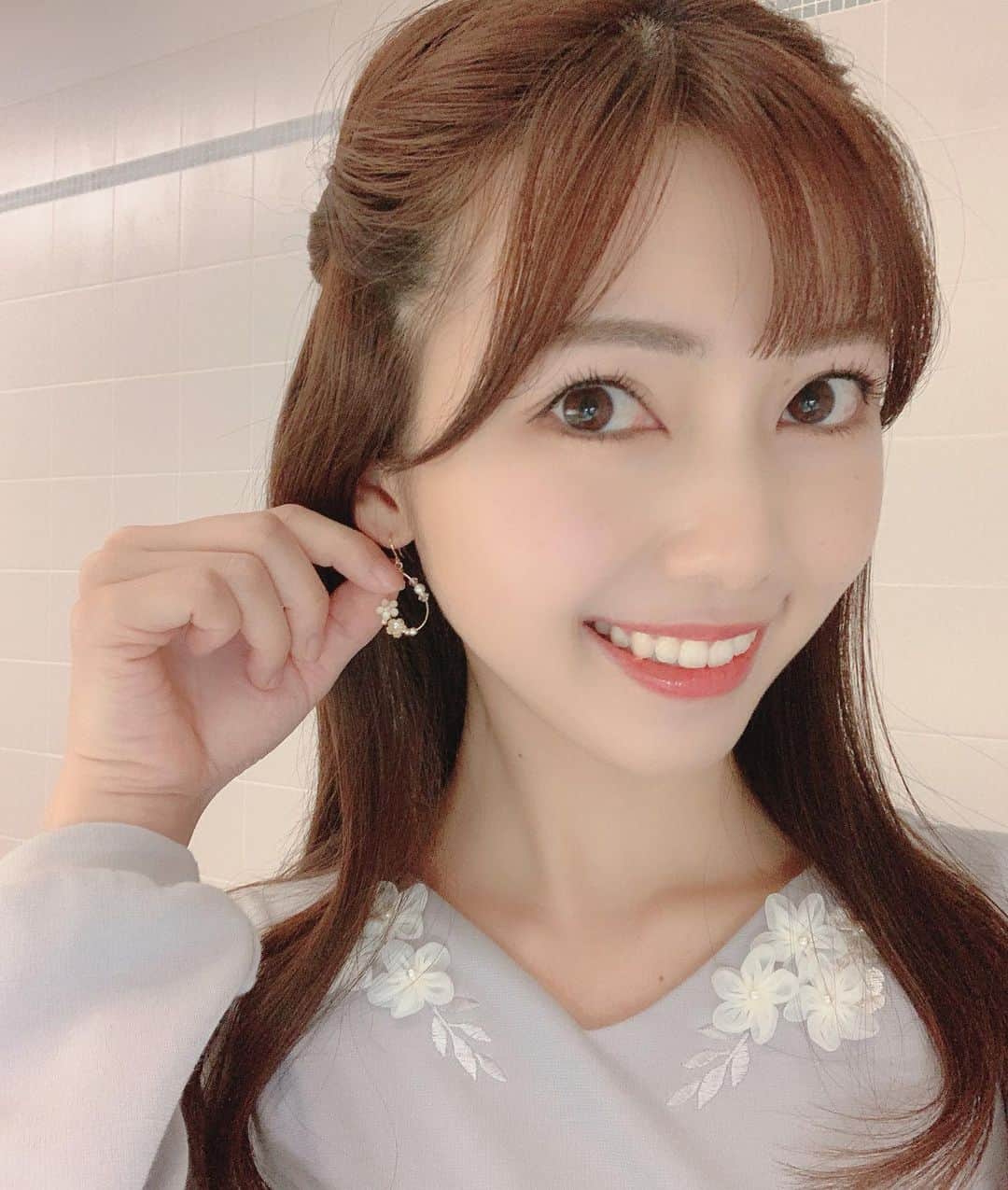 川又智菜美のインスタグラム：「🌼﻿ ﻿ この間の日テレNEWS☺️﻿ ﻿ トップスにお花がついていたので﻿ ピアスもお花がついているものを選んでみました😆﻿ 写真だとちょっとわかりにくいですかね？💦﻿ いつも用意していただいている﻿ アクセサリーの中からどれにしよう〜？と﻿ 選ぶのが楽しいです❣️﻿ ﻿ #日テレNEWS24 #N24 #ピアス #衣装」