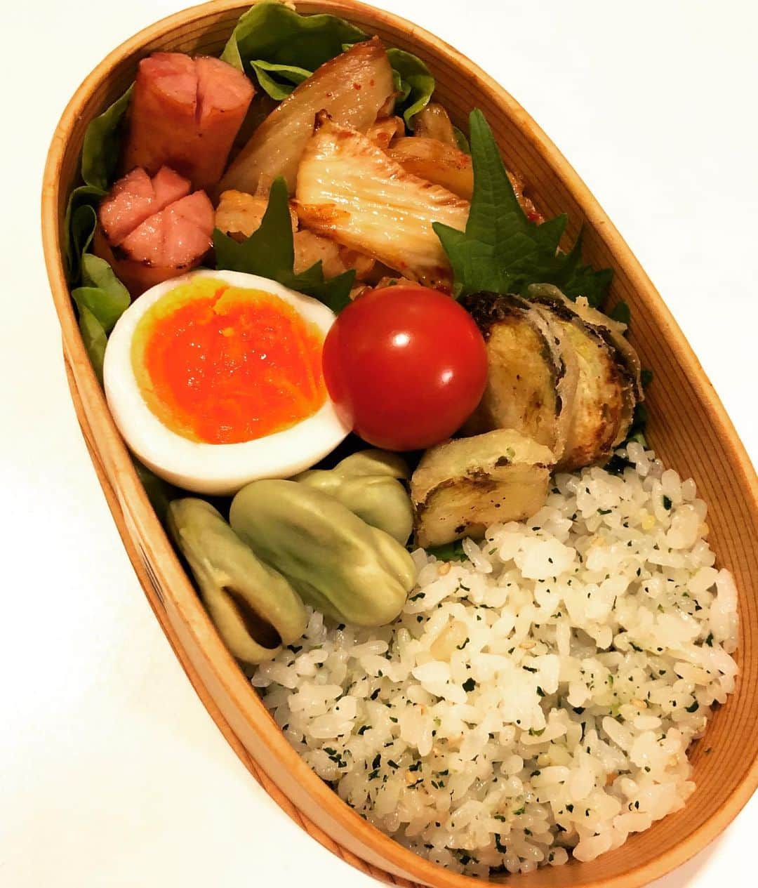 のインスタグラム：「土曜日だけどお弁当！  息子殿に聞いたら豚キムチ食べたいと言うので豚キムチ！  姫のお弁当がない時だけね( ^ω^ )  あとは空豆、芽キャベツのフリット、ウィンナー、トマト、ゆで卵です(o^^o)  私とパパは星乃珈琲店でコーヒータイム(≧∀≦)  コンビニで新聞買って、明日の競馬の予想をしながらのモーニング（笑）  束の間の週末気分でした〜(๑>◡<๑)  #甘糟ご飯#ご飯#昼ごはん#ランチ#ランチボックス#弁当#曲げわっぱ#わっぱ弁当 #豚キムチ#週末#星乃珈琲店#モーニング#スフレパンケーキ」