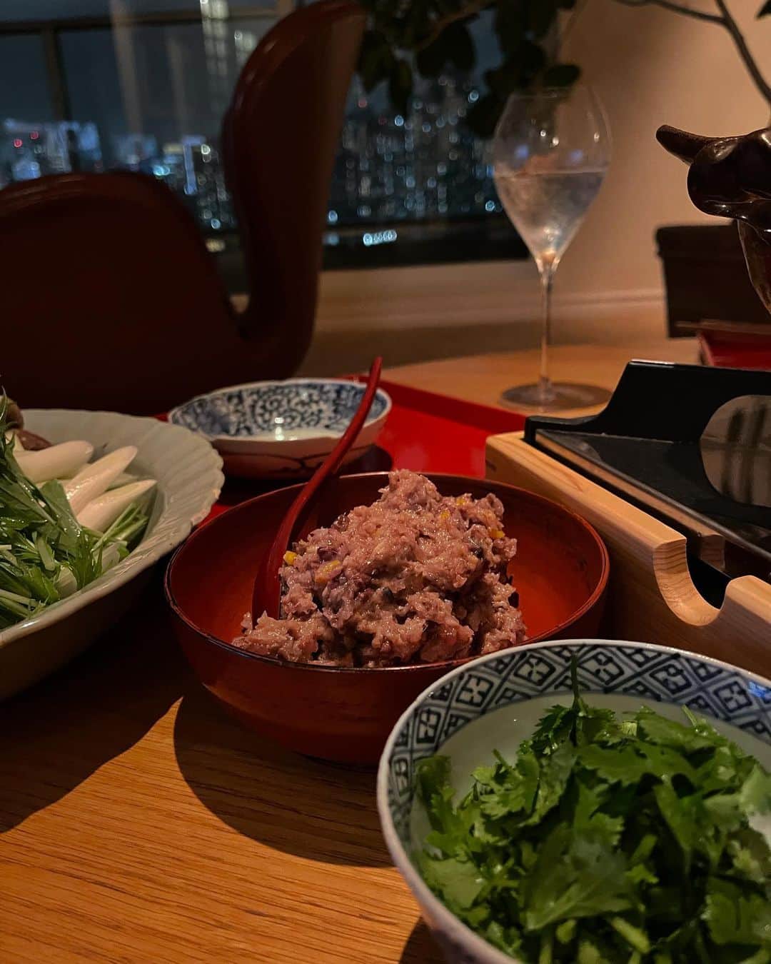 行正り香さんのインスタグラム写真 - (行正り香Instagram)「本日は美味しそうなイワシを見つけたので、つみれ鍋に。「だれか来る日のメニュー」に載せたメニューです。今からの季節、おすすめですよ。#行正り香 #rikayukimasa #来週土曜日、14:30-くらいからインテリアについて、インスタライブします。#行正り香 #rikayukimasa #だれか来る日のメニュー#父が大好きで、よくレシピを見ながら、作ってくれました。」12月5日 19時25分 - rikayukimasa