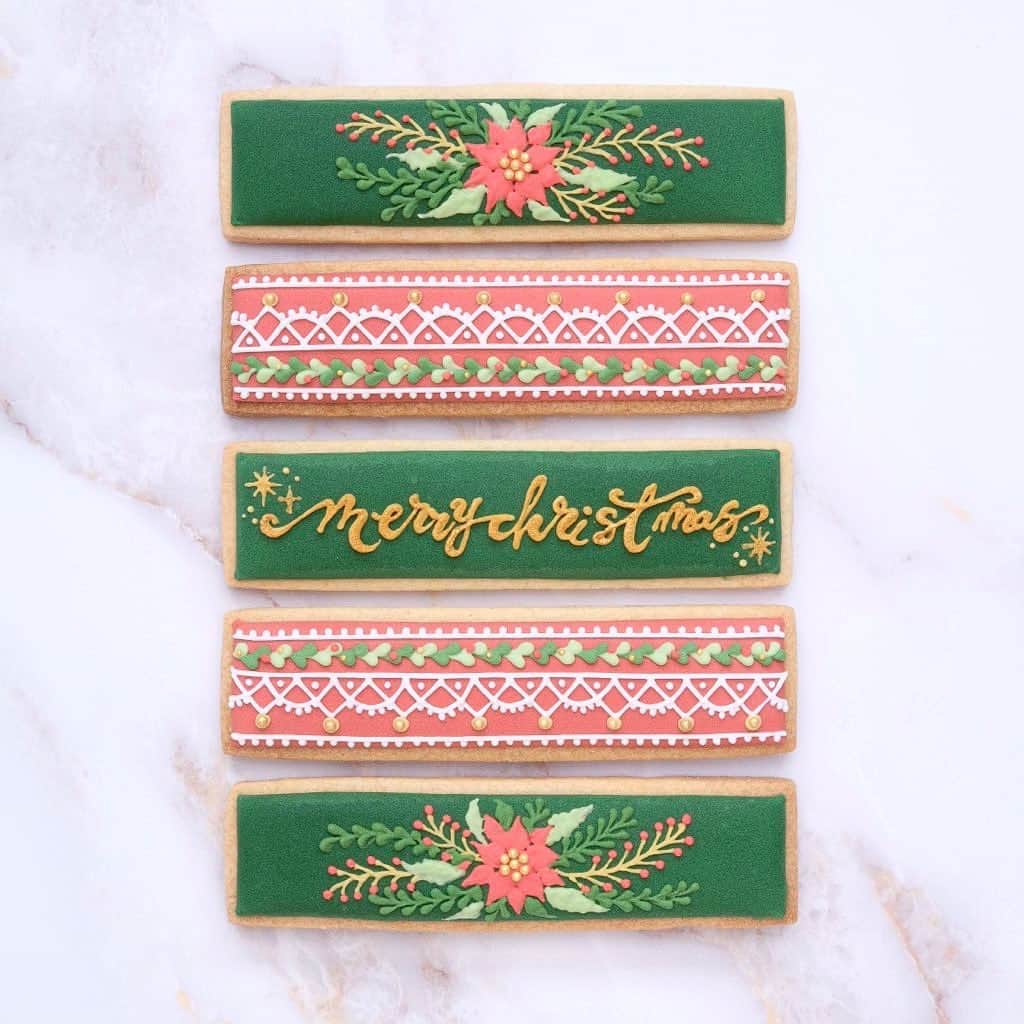 KUNIKAのインスタグラム：「Merry Christmas stick cookies🎄  昨夜のインスタライブ見に来てくださった皆さま、いつも楽しい時間をありがとうございます💫 あのような感じで作りながらデザインは生まれ、失敗から改良して完成していきます😊  こちらは手書きのポインセチア。 立体の方が可愛いかも🤔❤️  #artofkunika」