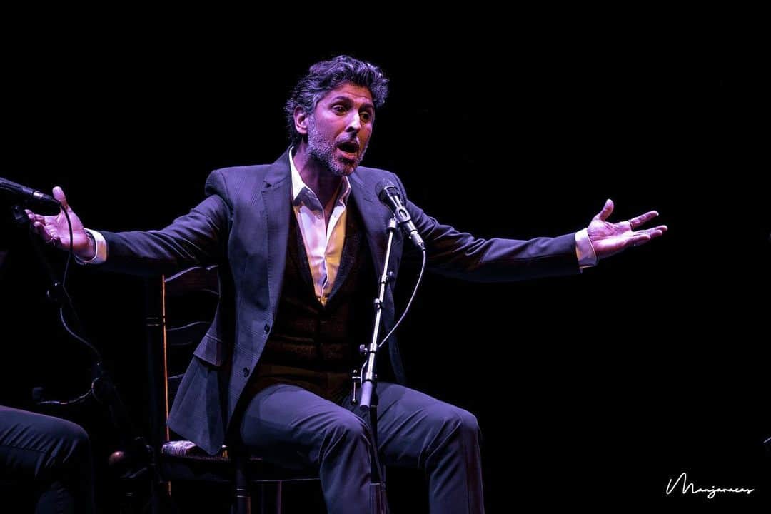 DeFlamenco.comのインスタグラム：「Arcángel, aunque era de noche Crónica de @gomezgufi del concierto de Arcángel  "Morenteando" en la Suma Flamenca de Madrid.   En la portada de nuestra web deflamenco.com   https://www.deflamenco.com/revista/resenas-actuaciones/arcangel-aunque-era-de-noche.html  #flamenco #deflamenco #SumaFlamenca #flamencomadrid   📷 @manjavacas.flamenco」
