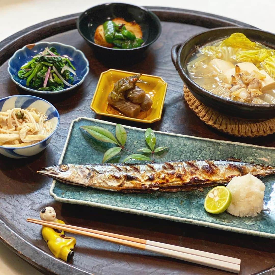 松本孝美さんのインスタグラム写真 - (松本孝美Instagram)「寒くなったら  #梅安料理ごよみ から #浅蜊と大根小鍋だて   に、したかったけど サンマの塩焼き用におろしたあとの 大根が残り少なく 豆腐、白菜も入れました  小皿はどれも作り置き  こんにゃくと万願寺のピリ辛  きざみ揚げとえのきを炊いたのには #実山椒の醤油漬け を  かた茹でしていたほうれん草に スライスしていたアーリーレッドを 混ぜてポン酢和え  竹輪とピーマンの甘辛炒め  なんか似たようなのがあるし お鍋に入れてもよかったのでは？ なのもあるけど、知らんふり  #t_mimi_hitorinabe  #秋刀魚#ひとり鍋#作り置き#池波正太郎#藤枝梅安#小説の中の料理」12月5日 19時36分 - t_mimi1414