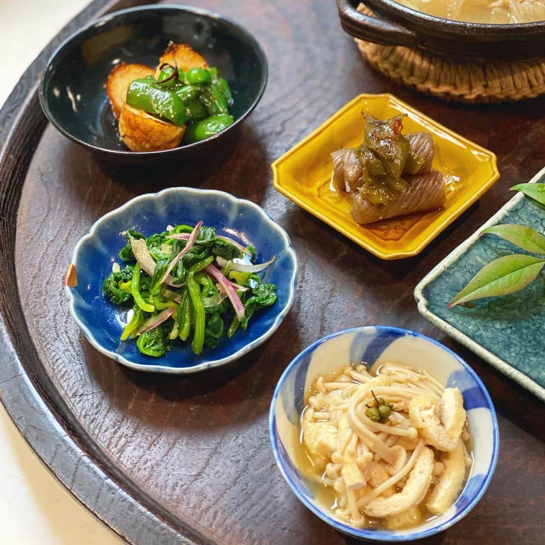 松本孝美さんのインスタグラム写真 - (松本孝美Instagram)「寒くなったら  #梅安料理ごよみ から #浅蜊と大根小鍋だて   に、したかったけど サンマの塩焼き用におろしたあとの 大根が残り少なく 豆腐、白菜も入れました  小皿はどれも作り置き  こんにゃくと万願寺のピリ辛  きざみ揚げとえのきを炊いたのには #実山椒の醤油漬け を  かた茹でしていたほうれん草に スライスしていたアーリーレッドを 混ぜてポン酢和え  竹輪とピーマンの甘辛炒め  なんか似たようなのがあるし お鍋に入れてもよかったのでは？ なのもあるけど、知らんふり  #t_mimi_hitorinabe  #秋刀魚#ひとり鍋#作り置き#池波正太郎#藤枝梅安#小説の中の料理」12月5日 19時36分 - t_mimi1414