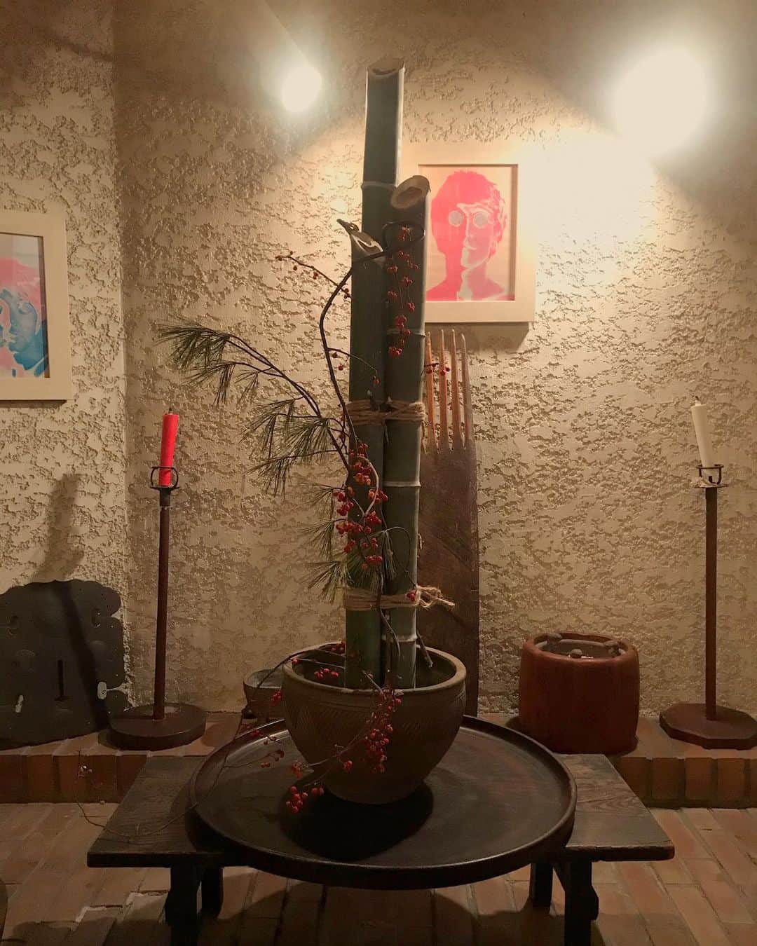 HARUKO（真木明子）さんのインスタグラム写真 - (HARUKO（真木明子）Instagram)「@story_love40 のお正月の過ごし方の取材が来た. . お正月の門松を. ずっと自分の家の竹を切って. 作ってみたくて 提案したらすぐ決定❤️ . 11月の撮影だったから. 松がまだ出回っていなくて困っていたら、バーバが近くの園芸ショップに植っていた松を譲ってもらってくれた！ . さすがバーバ！ . 門松の作り方をYouTubeで勉強しまくったが. やはりお正月の一番縁起物かつ伝統的なお飾り. 決まりが多くまあまあ大変. . 今回は雑誌の企画で. 家の中に飾るから. オブジェ的にしようと. 勝手に怠けたw. . しかし当日。. 竹をチェーンソーで切り 麻の糸でしっかり3本をまとめ. なんとなく松と赤い実をぶっ刺すと 自らの自然の曲線で 完成されてるではないか！. . 天才的なオブジェが出来上がってしまった！. . またもや 自然の素晴らしさに 気付かされてしまった. . お正月までに 葉牡丹。松。梅を揃えて 本格的なのも作ろうと思う。 #お正月#門松#手作り門松#雑誌#モデル#松#竹#bamboo #diy #竹林#庭仕事#ガーデニング」12月5日 19時43分 - haruko227