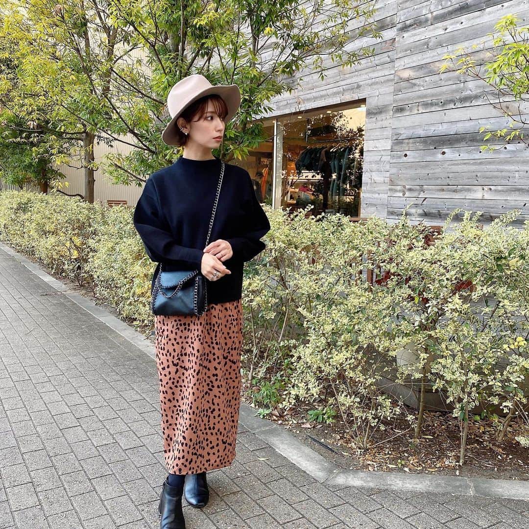 のインスタグラム：「． 今日はあったかかった☀️ 全然関係ないけど最近チンチラが好き♡ ． hat.. @rosebud_official_  bag.. @grl_official  tops.. @lagunamoon_com  skirt.. @grl_official  ． #GRL #rosebud #lagunamoon #code #ootd #プチプラコーデ #グレイル」