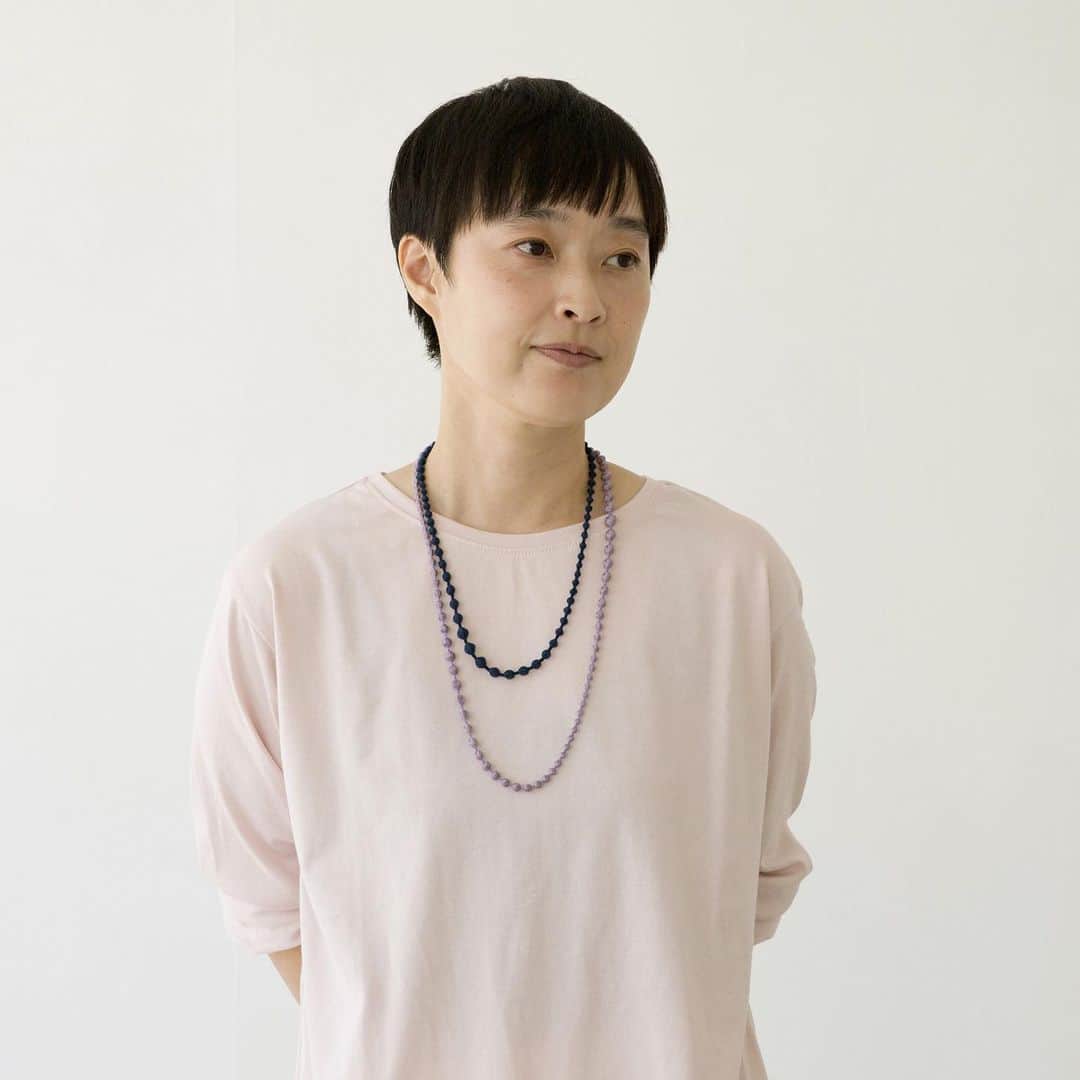 手紙社さんのインスタグラム写真 - (手紙社Instagram)「【一番人気のネックレス「スフィア・プラス」シリーズに9色が新登場！】﻿ 糸のみで球体のアクセサリーを作り出す「000 トリプル・オゥ（@tripleo_official）」。今回の布博では“旅”をテーマにした、一番人気のネックレス「スフィア・プラス」シリーズに9色が新登場！　日々の暮らしに寄り添うシンプルなデザインのネックレスはいくつあっても困りません！﻿ ﻿ ▶︎詳細はプロフィール「@textilefabrics」のリンクより公式サイトへ！﻿ ﻿ ＜「新しいオンラインフェスティバル・布博」開催概要＞﻿ 出展者によるオンラインミーティング開催期間：2020年12月14日（月）〜19日（土）﻿ オンラインショップ開設期間：2020年12月14日（月）〜26日（土）﻿ ※出展者によって開設期間が異なります﻿ 会場：新しいオンラインフェスティバル・布博 公式サイト﻿ ﻿ ◎「新しいオンラインフェスティバル・布博」は3本立て！﻿ 1. オンラインミーティング（番組）﻿ 出展者のアトリエ紹介や制作工程、作品への愛などを出展者からリアルタイムで直接聞くことができる番組を配信。﻿ 2. オンラインショッピング﻿ 出展者による新作や、ここでしか買えない限定作品、もちろん、定番商品も購入することができます！﻿ 3. ライブ番組﻿ ミーティング最終日に豪華アーティストによる音楽ライブや、スタイリストによるファッションコーディネートやお悩み相談会を生中継でお届けします！﻿ ﻿ #手紙社#手紙舎#布博#オンラインイベント#新しいオンラインフェスティバル#新しいオンラインフェスティバル布博#ブローチ博#布雑貨#手芸#テキスタイル#刺繍#ブローチ博#ハンドメイド#編み物#手織り#tegamisha#zoom﻿ #nunohaku#textile#textiledesign#fabric#handcraft#accessory#embroidery#handmade#000#アクセサリー#ネックレス#旅#スフィアプラス#球体﻿」12月5日 19時58分 - tegamisha