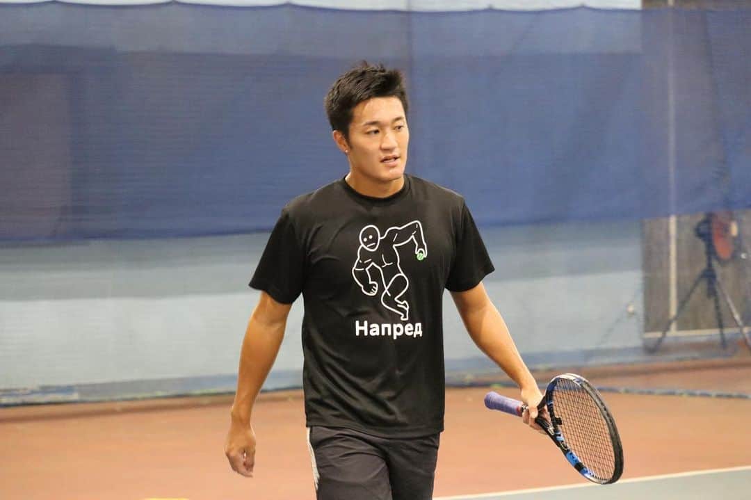 吉田伊織のインスタグラム：「日本のテニス界は他のスポーツ界と比べてまじで盛り上がってない 文句をテニス界に言ってるとかじゃなくて俺はテニスが本当に好きだからこそこの現状が悔しい ただこの現実を受け止め、認めないと絶対にテニス界を変えれない まじでちっぽけなプライドは必要ない どんな手段でも絶対に俺が盛り上げる  #渡辺通商株式会社 #吉田伊織」