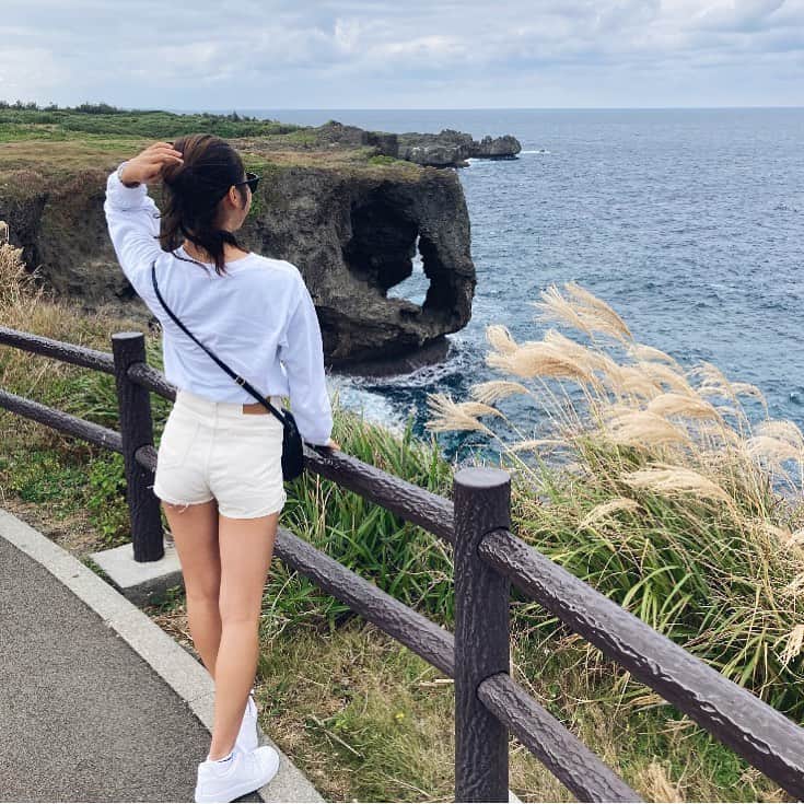 のインスタグラム：「2日目泊まるホテルに移動してたら、万座毛の看板があって入ってみた🌊 海風がすごくて髪の毛くくらずにはいれなかった😂🌪 波や風で削られてこの形になってるって凄いよね😳 . . . #神戸　#セレッソ大阪応援ナビゲーター #関西　#インフルエンサー　#お洒落さんと繋がりたい　#美容　#エステ　#神戸女子 #女子大生 #セレッソ大阪　#セレサポ　#セレ女　#jリーグ　#model #関西モデル　#スポーツ女子　#空手　#器械体操　#空手女子　#jリーグ　#jリーグ女子　#make #makeup #ootd #sunset #沖縄　#沖縄旅行　#万座毛　#沖縄観光　#崖」