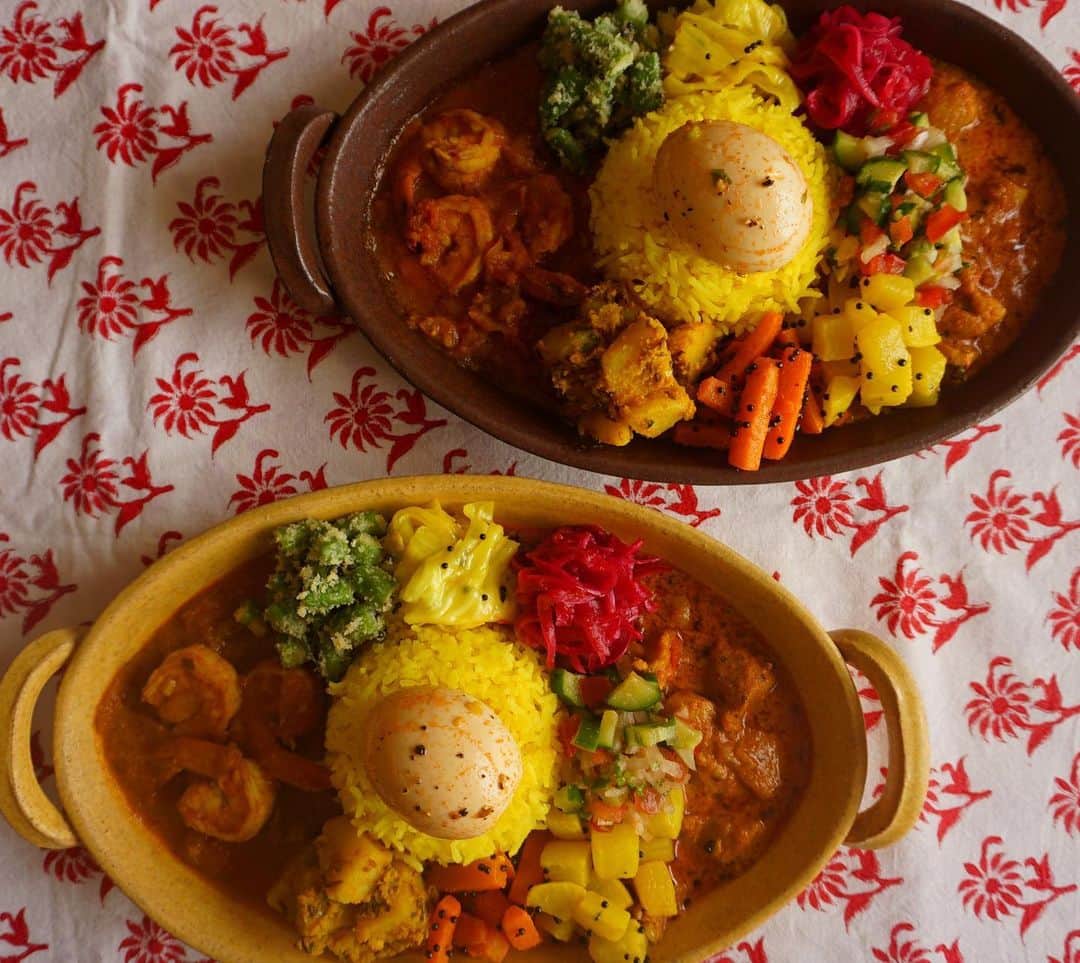 のインスタグラム：「カレー記録🍛💛 *. エビのカレーとバターチキンカレー。 アチャールやらサブジも色々。 ぜーんぶまぜまぜしたときの幸福感😍 エビのカレーは好きすぎてよく作るやつ🦐 殻で出汁をとるので本当に美味しいの🥺 バターチキンは初めて作ったんだけどね、バターじゃなくてギーを使ってみたらとんでもなく濃厚で友達は美味しいと食べてくれてホッとしたよ🙈💓 バターがそんなに得意じゃなくて(お菓子作る時も匂い嗅がないようにしてる笑)ちょっと避けてたバターチキンだったけど美味しく作れたし簡単だったからリクエストがあったら今度はギーじゃなくてバターで作ってみようと思います😝❣️ 玉子のアチャールも適当に作ったんだけど美味しかった🥺 カレーを作る時はスパイスの香りを思う存分楽しめるから1人でくんくんしてニヤニヤしながら作ってます😂 具材に合わせてスパイスの組み合わせを考える時間が大好き♡ まだまだ勉強あるのみです✍🏽️📚 それではみなさま、素敵な週末を♡♡♡ *. *. *. #🍛#カレー#curry#スパイス#スパイスカレー#spicecurry #spice#spices#カレー記録#カレー部#おうちカレー#おうちごはん#アチャール#サブジ#小川佳子」