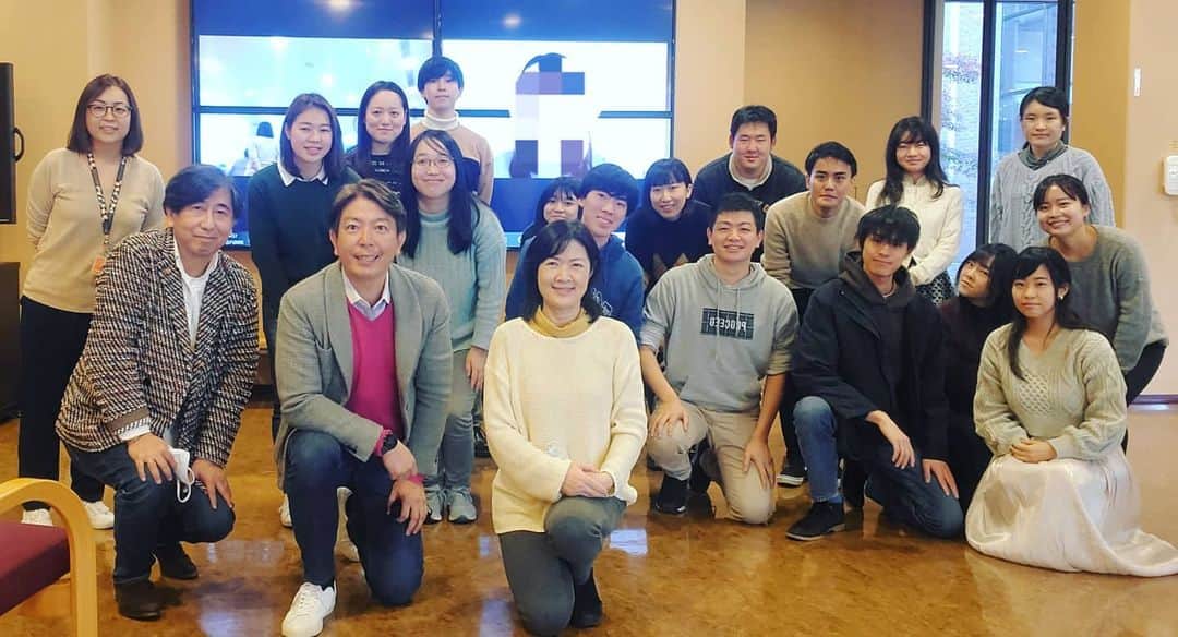 竹内弘一のインスタグラム：「同志社大学サイエンスコミュニケーター養成副専攻・未知型探索ビジネスワークショップ。すべての講義を本日終了しました。春学期秋学期、集中講座も含めて17人全員が最後まで完走してくれました。文部科学省に申請するところからアイディアを出し、年間を通じて学生に指導したのは初めてでしたが、みんな本当に真面目で一生懸命やってくれました。私自身も学びが多く貴重な経験でした。くわしくは年明けのKyobizXでお知らせできると思います。(もちろんマスクはずしたのはシャッター前後の3秒だけですのでご心配なく)#サイエンスコミュニケーター #同志社大学」
