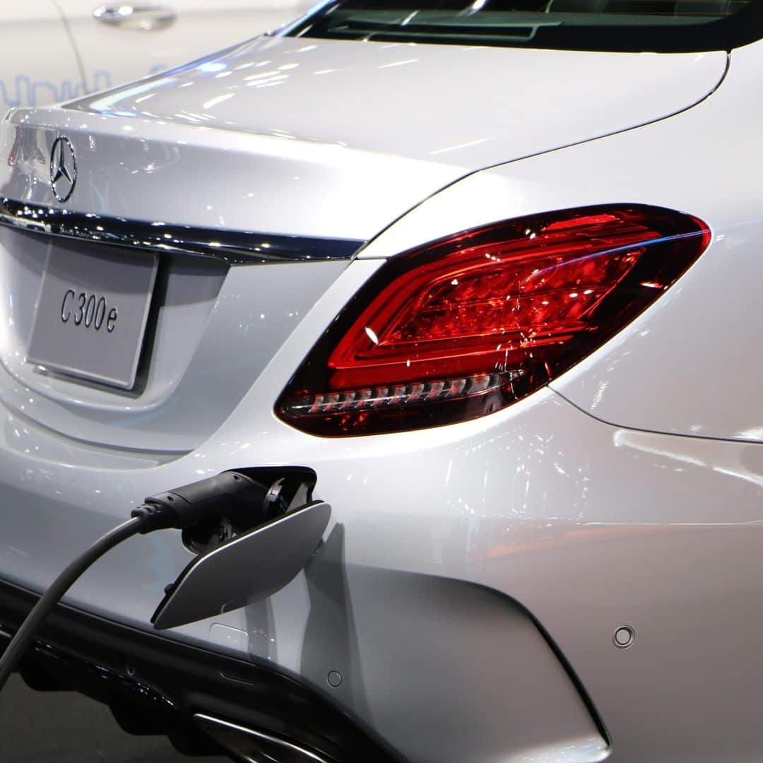 Mercedes-Benz Thailandさんのインスタグラム写真 - (Mercedes-Benz ThailandInstagram)「กล้าเปลี่ยนสิ่งที่ดีกว่าเพื่ออนาคตที่ยั่งยืน…..ด้วยเทคโนโลยี EQ Power หรือระบบขับเคลื่อน plug-in hybrid มีส่วนช่วยลดปริมาณฝุ่น PM 2.5 ซึ่งคุณเองก็สามารถเป็นส่วนหนึ่งในการช่วยให้โลกใบนี้น่าอยู่ยิ่งขึ้น แค่ชาร์จและใช้งานรถยนต์อย่างสม่ำเสมอในทุกๆ วัน ในขณะเดียวกัน Mercedes-Benz Wallbox อุปกรณ์ชาร์จไฟ ⛽ สำหรับรถยนต์ EQ Power จะช่วยให้การจ่ายไฟฟ้ามีความปลอดภัยสูงสุดและมีประสิทธิภาพในการชาร์จไฟให้รถของคุณได้เร็วยิ่งขึ้น   ดูข้อมูลเพิ่มเติมเกี่ยวกับเทคโนโลยี EQ Power ได้ที่ https://www.mercedes-benz.co.th/EQ  ติดตามความเคลื่อนไหวของเมอร์เซเดส-เบนซ์ ก่อนใครได้ที่ LINE Official Account @ mercedesbenzth http://mb4.me/MBTHLINE  โอกาสที่ดีที่สุดในตอนนี้มาถึงแล้ว!! ที่คุณจะได้ครอบครองรถยนต์เมอร์เซเดส-เบนซ์ พร้อมข้อเสนอที่ดีที่สุดได้ที่ http://mb4.me/promotions2020  พบกันที่งาน Thailand International Motor Expo 2020 วันที่ 2 ธ.ค. 2563 – 13 ธ.ค. 2563 ณ อิมแพ็ค ชาเลนเจอร์ ฮอลล์ 1 เมืองทองธานี จันทร์ – ศุกร์ 12:00 – 22:00 น. เสาร์ – อาทิตย์ และวันหยุดนักขัตฤกษ์ 11:00 – 22:00 น.  #BeFearless #MotorExpo2020 #EQPower #switchtoEQ #ElectricIntelligencebyMercedesBenz #MercedesBenz #MercedesBenzThailand」12月5日 20時00分 - mercedesbenzthailand