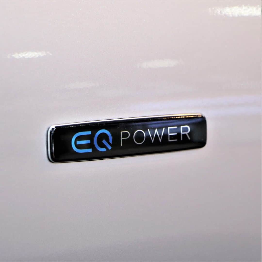 Mercedes-Benz Thailandさんのインスタグラム写真 - (Mercedes-Benz ThailandInstagram)「กล้าเปลี่ยนสิ่งที่ดีกว่าเพื่ออนาคตที่ยั่งยืน…..ด้วยเทคโนโลยี EQ Power หรือระบบขับเคลื่อน plug-in hybrid มีส่วนช่วยลดปริมาณฝุ่น PM 2.5 ซึ่งคุณเองก็สามารถเป็นส่วนหนึ่งในการช่วยให้โลกใบนี้น่าอยู่ยิ่งขึ้น แค่ชาร์จและใช้งานรถยนต์อย่างสม่ำเสมอในทุกๆ วัน ในขณะเดียวกัน Mercedes-Benz Wallbox อุปกรณ์ชาร์จไฟ ⛽ สำหรับรถยนต์ EQ Power จะช่วยให้การจ่ายไฟฟ้ามีความปลอดภัยสูงสุดและมีประสิทธิภาพในการชาร์จไฟให้รถของคุณได้เร็วยิ่งขึ้น   ดูข้อมูลเพิ่มเติมเกี่ยวกับเทคโนโลยี EQ Power ได้ที่ https://www.mercedes-benz.co.th/EQ  ติดตามความเคลื่อนไหวของเมอร์เซเดส-เบนซ์ ก่อนใครได้ที่ LINE Official Account @ mercedesbenzth http://mb4.me/MBTHLINE  โอกาสที่ดีที่สุดในตอนนี้มาถึงแล้ว!! ที่คุณจะได้ครอบครองรถยนต์เมอร์เซเดส-เบนซ์ พร้อมข้อเสนอที่ดีที่สุดได้ที่ http://mb4.me/promotions2020  พบกันที่งาน Thailand International Motor Expo 2020 วันที่ 2 ธ.ค. 2563 – 13 ธ.ค. 2563 ณ อิมแพ็ค ชาเลนเจอร์ ฮอลล์ 1 เมืองทองธานี จันทร์ – ศุกร์ 12:00 – 22:00 น. เสาร์ – อาทิตย์ และวันหยุดนักขัตฤกษ์ 11:00 – 22:00 น.  #BeFearless #MotorExpo2020 #EQPower #switchtoEQ #ElectricIntelligencebyMercedesBenz #MercedesBenz #MercedesBenzThailand」12月5日 20時00分 - mercedesbenzthailand