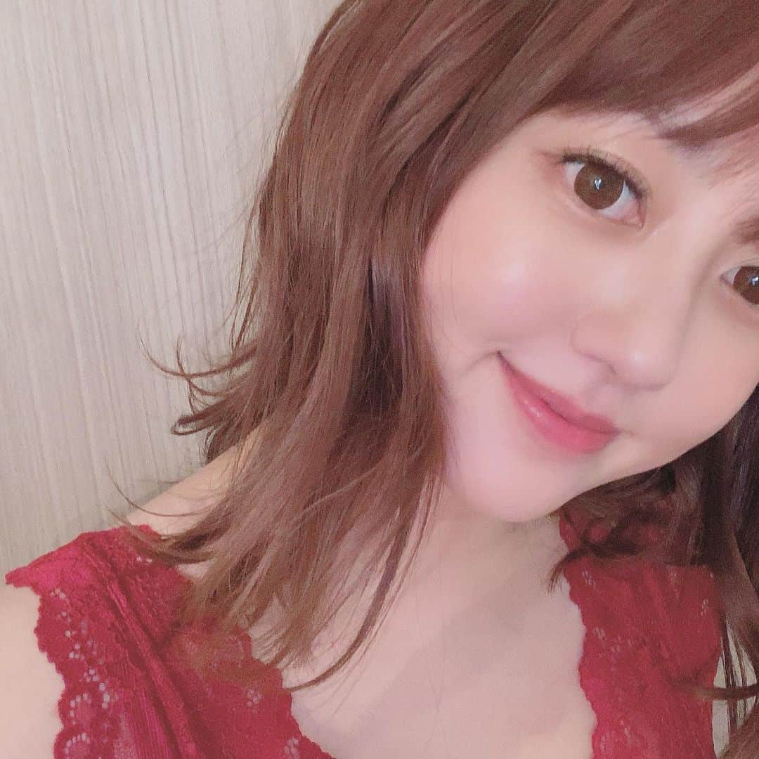 菊地亜美さんのインスタグラム写真 - (菊地亜美Instagram)「. 髪切ったの気づいた方すごい…🥺💓 少ししか切ってないのに全体の雰囲気は変わったかも😌🕊🌿  妊娠〜産後でナイトブラ（って言っても私は日常使い）のサイズ変わりまくりだから、買い換えるタイミングでサイズも変えてみたり。  これは @tu_hacci の重力に負けないナイトブラってやつで授乳用ではないんだけど、このナイトブラが背中の部分が柔らかくて肌触りも良くて、ツーハッチの他も試したけど、この種類が個人的には一番好き☺︎ ま、授乳用ではないけどね☺︎（関係なくガバッと授乳してるししやすい✌︎）  このシリーズ沢山持ってるから赤にしてみたけど、奇抜だったかな？笑  #いつも質問いただくので #詳しく書きました☺︎ #ナイトブラ#かわいい#女子力#秋コーデ#女子力アップ#ルームウエア#バストケア#部屋着#パジャマ#ルームウェア#ナイトウェア」12月5日 20時02分 - amikikuchi0905