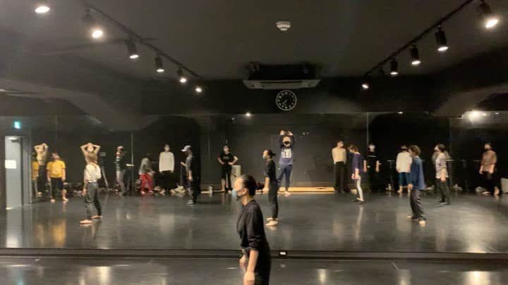 黒須洋壬のインスタグラム：「黒須洋嗣 JAZZ CLASS(sub) 2020.Dec.5 @danceworks_jpn  @xross  #humannature  #michealjackson  #mask #dance #jazzdance #tokyo #japan」