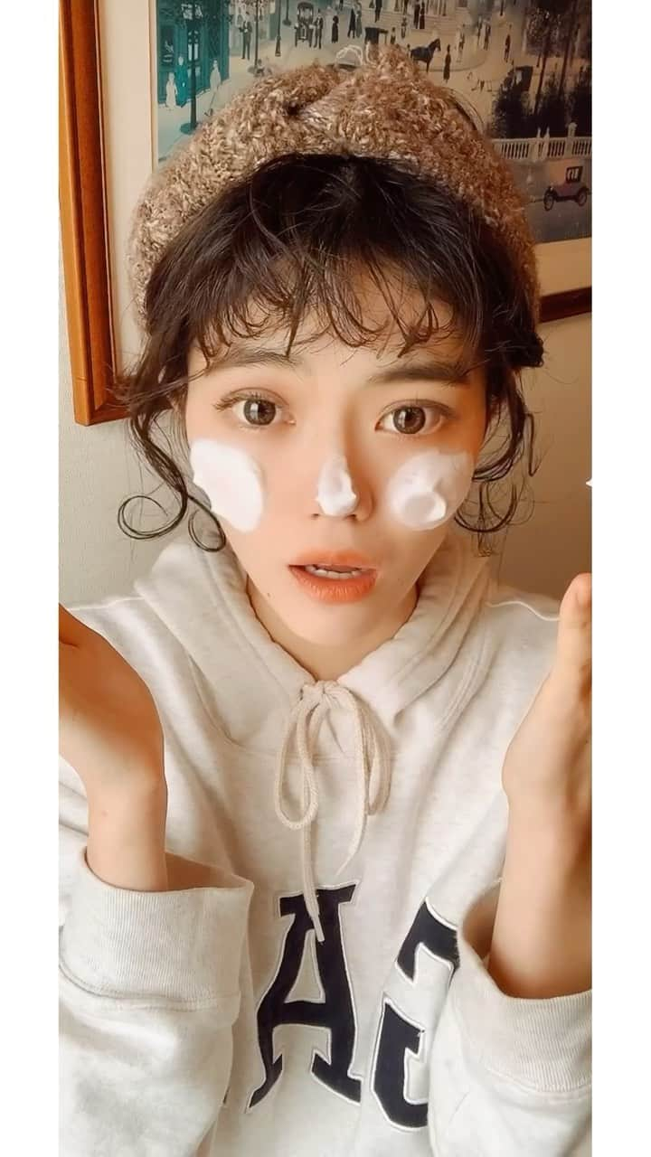 追田菜々花のインスタグラム：「ORBISさんより🌿 「クリアシリーズ」CLEAR をプレゼントしていただきました💡 （健康オタクなり）マスクをしていると肌が荒れちゃうからとてもありがたい\( ˆoˆ )/★  ニキビを防いでくれて、その上肌のバリア機能の維持にもいいらしいのでお肌の健康に良さそう👏🏻 人と会う機会、去年よりも少なくなったからこそ、会える時は健やかな肌で会いたい😖😖😖 友達と会う時間が私をクリアにしてくれる時間でもある！  お気に入りの濃密泡洗顔で 今日もクリアに行くぞっ✊🏻  #クリアシリーズ #わたしをクリアにする瞬間 #オルビスクリア #クリアウォッシュ #洗顔 #泡洗顔 #濃密泡 #クリアローション #クリアモイスチャー #ニキビ #ニキビケア #肌荒れ #肌荒れケア #スキンケア #スキンケアマニア #美容 #美容好きな人と繋がりたい #化粧水 #保湿 #コラーゲン  #バリア機能 #アクネ菌 #ストレスフリー #うるおい #すべすべ #ハトムギ #オルビス #orbis #pr #オルビス」