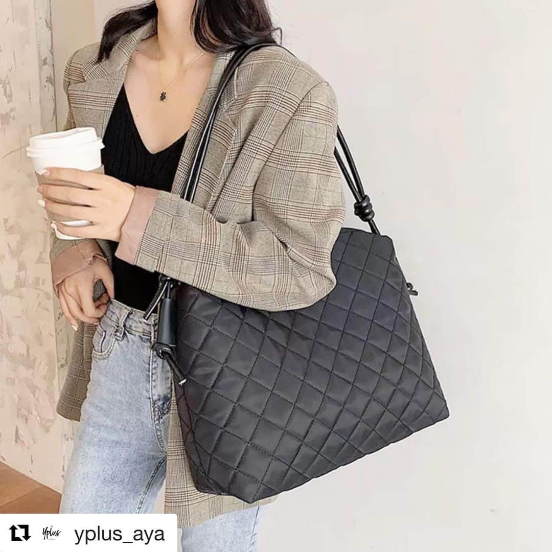 玉城幸也さんのインスタグラム写真 - (玉城幸也Instagram)「@yplus_aya ・・・ ・ 大きめのキルティングBAG ・ 荷物もたくさん入る優秀アイテム！ ・ 商品の詳細は画面をタップ または　@yplus_aya URLから♬ ・ ・ #yplus #大人カジュアル　#シンプルスタイル　#大人かわいい　#シンプルコーデ　#大人カジュアル　#シンプルカジュアル」12月5日 20時14分 - yukinari_tamaki