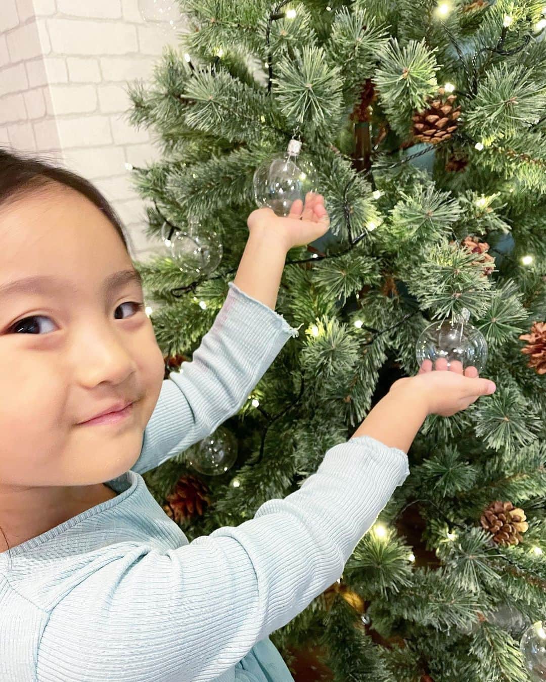 秋定麻紀子のインスタグラム：「私の夢がまた１つ叶った日。  娘と一緒にオーナメントを選んで買う。 娘と一緒にxmasソングを聴きながら飾りつけをする。 娘と一緒にxmasツリーの前で写真撮る。  代官山クリスマスカンパニーで ガラスのオーナメントを買いました。 ガラスやクリスタルのオーナメントはやはり輝きが全然違う。 毎年毎年買い足していきたいな。 毎年恒例にしよう。  #xmas #クリスマス #クリスマスツリー #オーナメント」