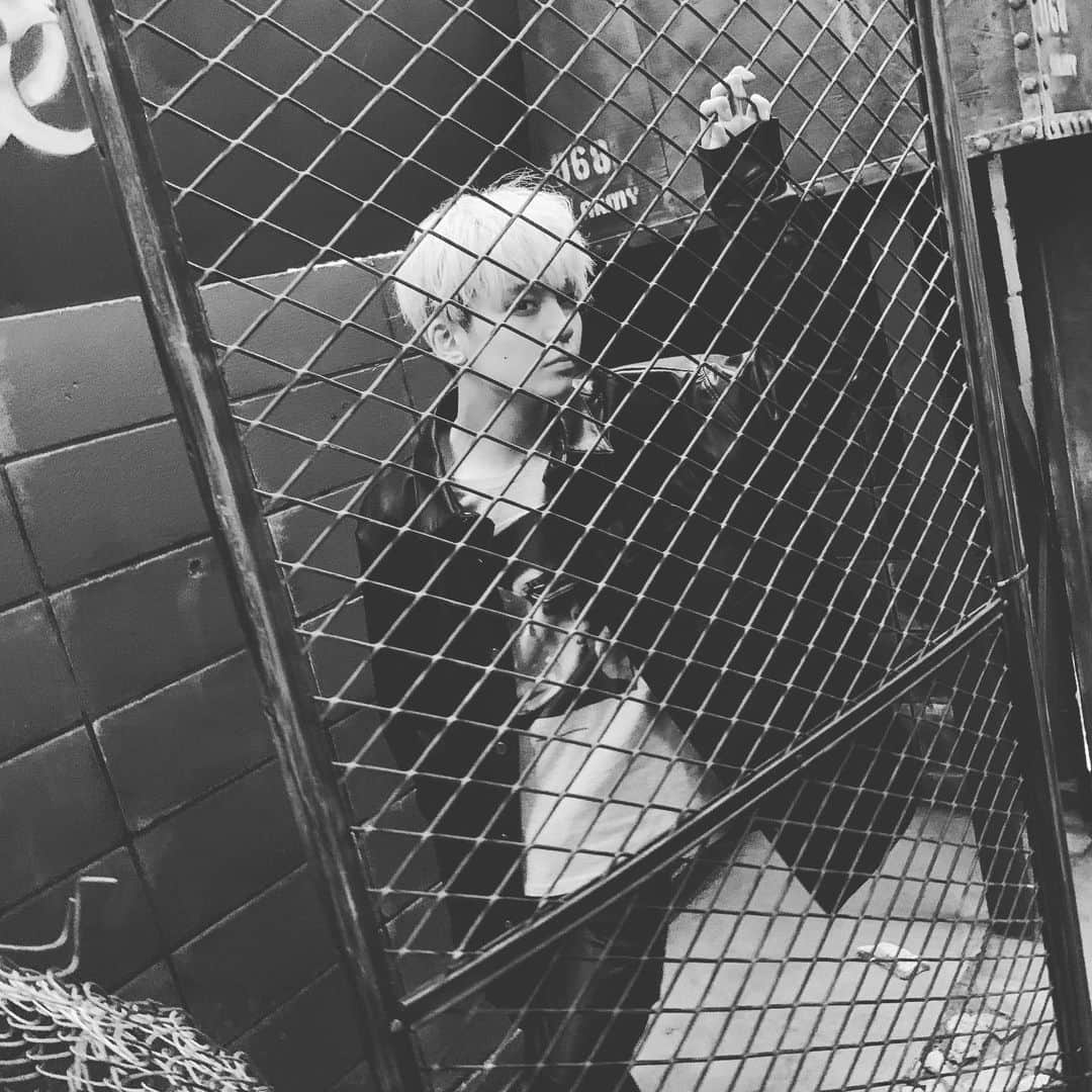 沢村玲/REIのインスタグラム：「またまたオフショット。。パート3！プレゼント🎁  金網フェンス越しにクール気味なれいちぇるでございます  #白黒写真  #またもやオフショット #2枚目ぶれ高尾 #ワンエン #ONOXmasLive」