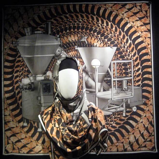 ジャンポールレスパナールのインスタグラム：「. Meat machine scarf inspired by the work of @wimdelvoye  As shown in my « reflection » exhibition at @fashionandlacemuseum in 2017.」