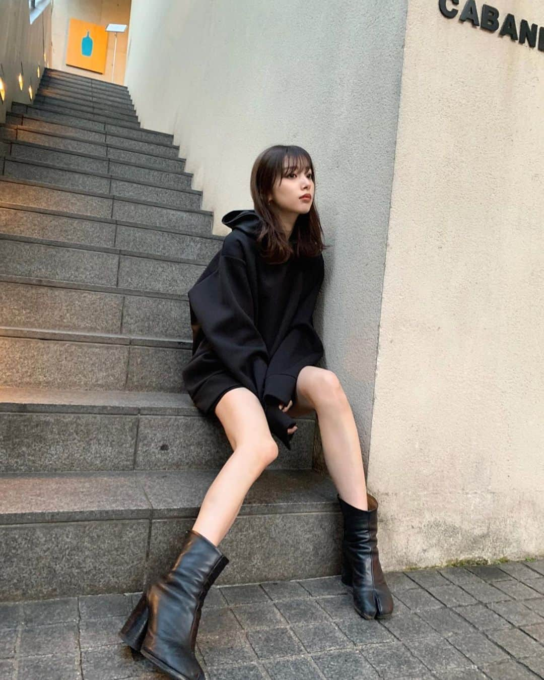 谷川菜奈さんのインスタグラム写真 - (谷川菜奈Instagram)「次の新作パーカー🖤 12/16(水)19:00〜発売です！ 所々のレザーが可愛いでしょっ😚 メンズも着れるユニセックスだよ👦🏻👧🏻 @leannofficial  #153cmコーデ#低身長コーデ #パーカーコーデ#ユニセックス #allblack#black」12月5日 20時10分 - pechi.130