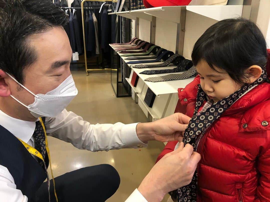 パク・ジョンチョルのインスタグラム：「삼뚠이 넥타이를매줬어요 왜그런지모르겠어요~~정장을한벌해주징 ㅋ #삼촌스타그램 #삼촌건강하세요💪🙏🏻 #즐거운시간❤️」