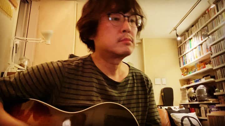 浅田信一のインスタグラム：「「Jealous Guy」  レコード聴いてたら歌いたくなったもので。 パジャマ&ボサボサヘアーで失礼😂」