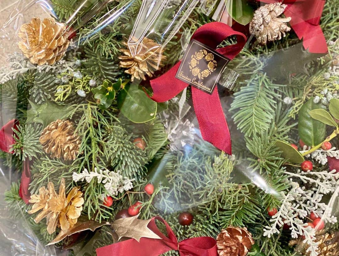 牛窪万里子さんのインスタグラム写真 - (牛窪万里子Instagram)「Christfofle青山本店にてクリスマスリースのワークショップに参加し、素敵なリースを作りました♪  講師はフラワー＆テーブルコーディネーターの鬼頭郁子さん。  ラジオのゲストにもお越し頂きました。  モミの木のいい香り〜(๑˃̵ᴗ˂̵)  早速、自宅玄関に飾りました。  今年はコロナで大変でしたが、来年は実りの多い年になるよう願いを込めて。  #クリスマス #christmas  #クリスマスリース #もみの木  #クリストフル #christofle  #青山 #鬼頭郁子先生  @kito_ikuko  @christofle_japan  @christofle  #アナウンサー #元NHKキャスター #NHK #ライフスタイル #美 #オシャレ #日々の活動 #コミュニケーション #会社経営 #女性経営者 #女性活躍推進 #instagood  #instadaily #dailylife2020 #dailystyle2020 #hope」12月5日 20時17分 - mariko_ushikubo
