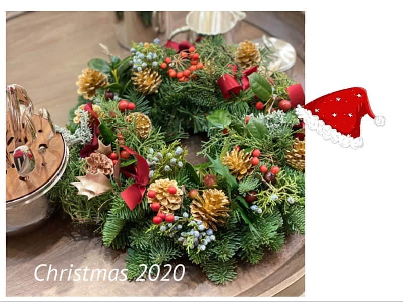 牛窪万里子さんのインスタグラム写真 - (牛窪万里子Instagram)「Christfofle青山本店にてクリスマスリースのワークショップに参加し、素敵なリースを作りました♪  講師はフラワー＆テーブルコーディネーターの鬼頭郁子さん。  ラジオのゲストにもお越し頂きました。  モミの木のいい香り〜(๑˃̵ᴗ˂̵)  早速、自宅玄関に飾りました。  今年はコロナで大変でしたが、来年は実りの多い年になるよう願いを込めて。  #クリスマス #christmas  #クリスマスリース #もみの木  #クリストフル #christofle  #青山 #鬼頭郁子先生  @kito_ikuko  @christofle_japan  @christofle  #アナウンサー #元NHKキャスター #NHK #ライフスタイル #美 #オシャレ #日々の活動 #コミュニケーション #会社経営 #女性経営者 #女性活躍推進 #instagood  #instadaily #dailylife2020 #dailystyle2020 #hope」12月5日 20時17分 - mariko_ushikubo