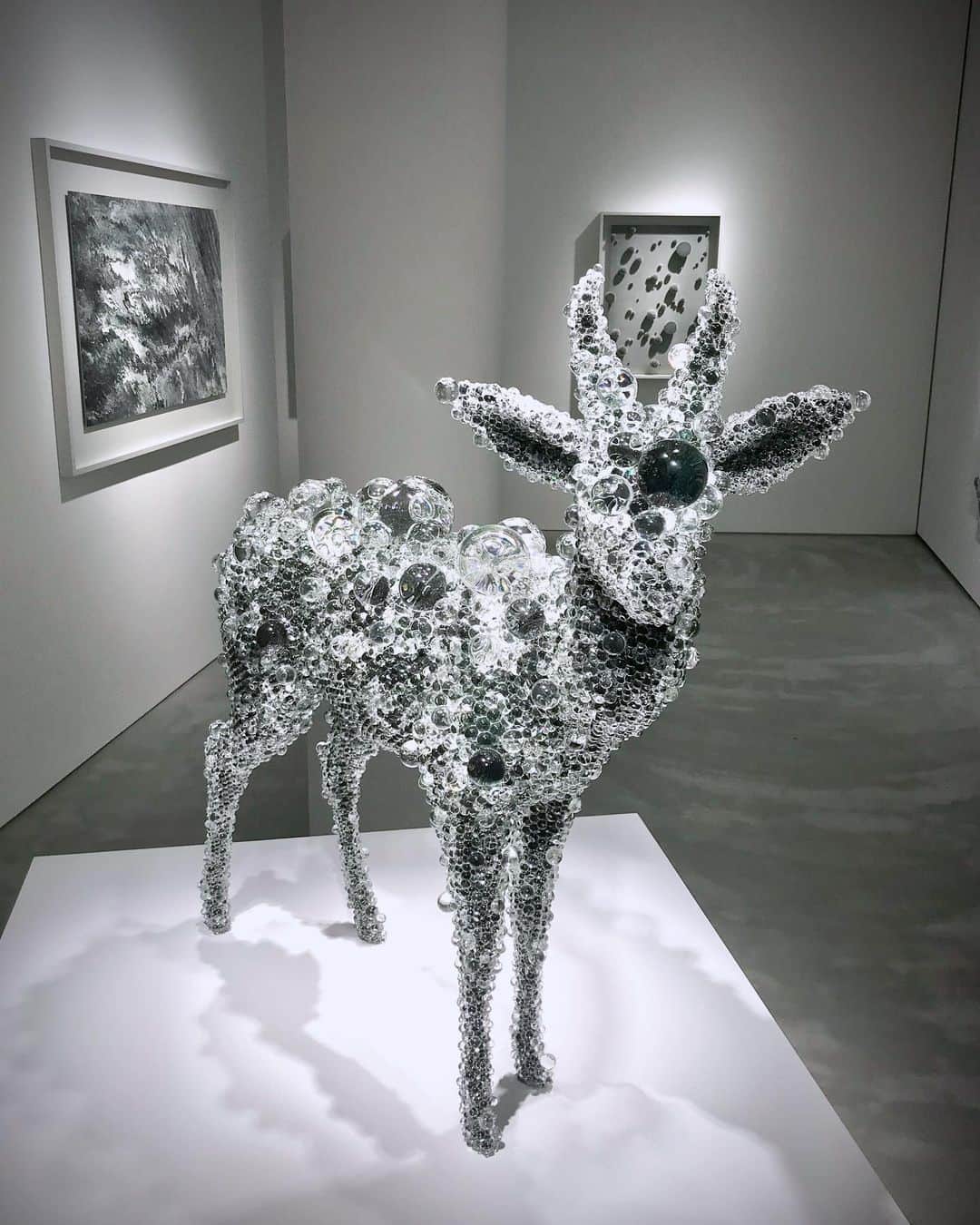 奥村佳恵のインスタグラム：「🦌 @nawa_kohei  #名和晃平 #KoheiNawa  #PixcellReedbuck  #Oracle #exhibition  #art」