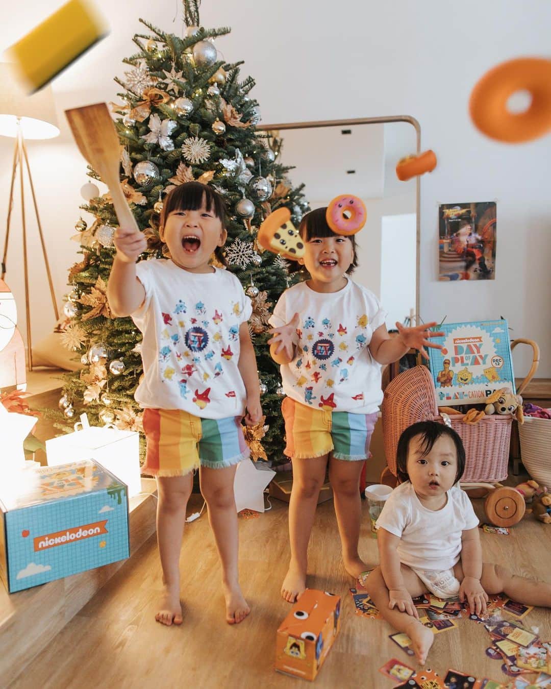 MOMOツインズのインスタグラム：「Join the ultimate play-cation with Nickelodeon #DayofPlaySG! Watch Nickelodeon (Singtel CH240) on Dec 12 @ 12-3pm where celeb athletes will share play tips and attempt the wackiest, Slimiest challenges.  Head over to NickelodeonAsia.com/DayofPlaySG to find out how to gear up and play along.  @nick_asia #sp」