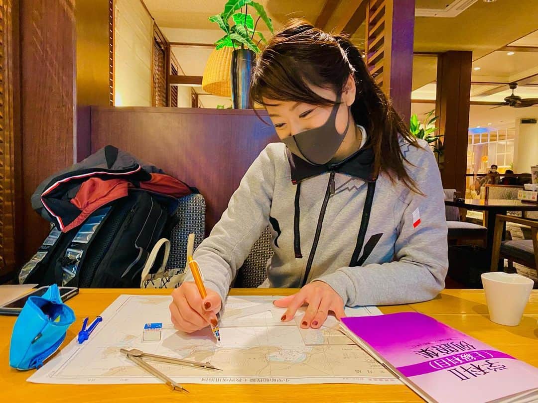 のインスタグラム：「船位の測定、実航針路と速さがハマった瞬間が、超ー気持ちいい❣️😍✨  #海図　🚢 ⚓️」