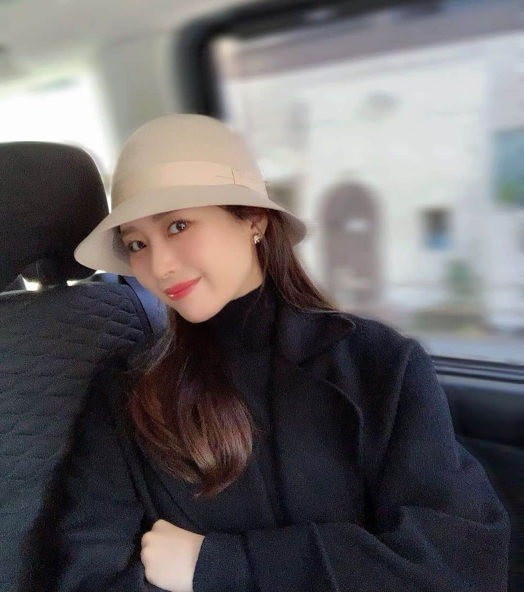 のインスタグラム：「Saturday 🤍❄️🎩」