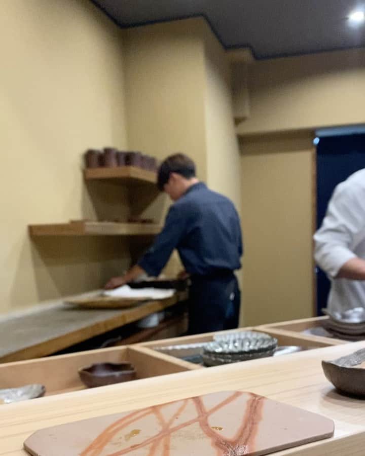 Mai Wakimizuのインスタグラム：「先日のdinner♡"はい、サワラ"とカッコ良く登場の大将はイチロー似のイケメン。約1年ぶりに伺いました＼(^o^)／お鮨はもちろんだけど、ほとんどのお皿が備前焼を使っているのも楽しみの一つ♡そして今回判明したこと！大将のお子さんと息子が、10日違いの同い年ベビーでした♡子どもにも優しいお鮨屋さん♡ #wakkingourmet#鮓小桜#神戸」