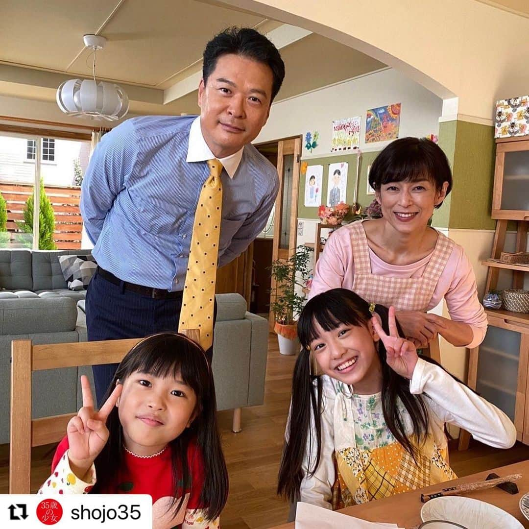 鈴木保奈美さんのインスタグラム写真 - (鈴木保奈美Instagram)「回を追うごとに、突き詰めたホームドラマだなあと思います。いくつになっても、35歳になっても54歳になっても、娘は娘で母は母。近ごろ母のことを今までとは違う視点から見ている自分がいます。 第9話、今夜10時から。  #Repost @shojo35 with @make_repost ・・・ 🐢35歳の少女　今夜10時放送です📺  衝撃のラストで終わった先週😭 多恵さん、そして望美は どうなってしまうのでしょうか❓  こんな幸せな家族🏠に戻れますように🥺🙏  #35歳の少女 #三十五歳の少女 #日テレ #鈴木保奈美 #田中哲司 #鎌田英怜奈 #阿部久令亜 #幸せの象徴 #25年後 #あんなになるとは😭 #家族写真」12月5日 20時35分 - honamisuzukiofficial