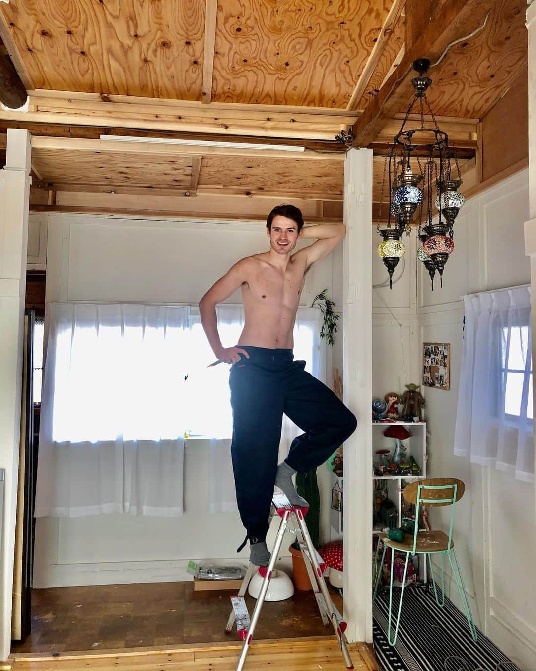 Anton Wormannさんのインスタグラム写真 - (Anton WormannInstagram)「Sorry for not spamming with DIY lately, been busy with life! 🙏 Also I MOVED in! ❤️🏡 A little update from the second floor, putting up new christmas lights 🎄💡 this used to be a traditional 6-mat Tatami-room with walls all around it. Also took away the lower ceiling and insulated the roof 🙆‍♂️🎌happy with my 4m up to the ridge 💥🔨  最近仕事が忙しかったからDIYのこと全然アップしてなくてごめんなさい🙏　この部屋は元々畳の部屋で、壁も天井も壊してて、こういう風に作りました！　日当たりがすごく良くなりました☀️　#DIY #JAPAN #東京　#三軒茶屋#Sancharepublik #Bradderhq #クリスマス　＃木材　#ワークマン　#workmanplus #Workman」12月5日 20時36分 - antonwormann
