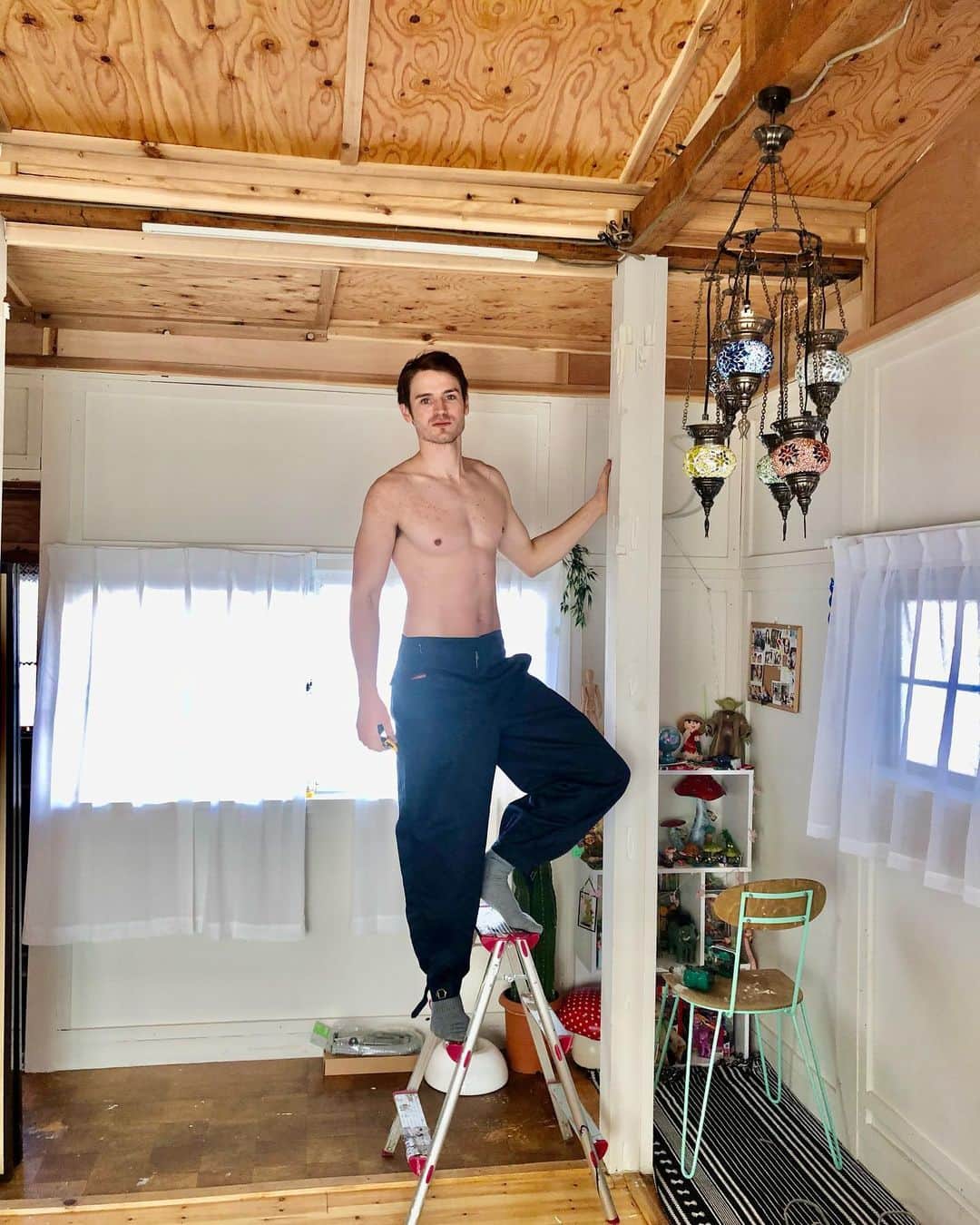 Anton Wormannのインスタグラム：「Sorry for not spamming with DIY lately, been busy with life! 🙏 Also I MOVED in! ❤️🏡 A little update from the second floor, putting up new christmas lights 🎄💡 this used to be a traditional 6-mat Tatami-room with walls all around it. Also took away the lower ceiling and insulated the roof 🙆‍♂️🎌happy with my 4m up to the ridge 💥🔨  最近仕事が忙しかったからDIYのこと全然アップしてなくてごめんなさい🙏　この部屋は元々畳の部屋で、壁も天井も壊してて、こういう風に作りました！　日当たりがすごく良くなりました☀️　#DIY #JAPAN #東京　#三軒茶屋#Sancharepublik #Bradderhq #クリスマス　＃木材　#ワークマン　#workmanplus #Workman」