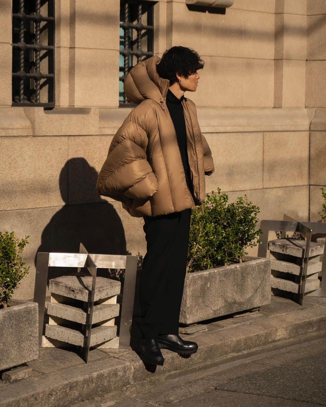 のインスタグラム：「ㅤㅤㅤㅤㅤㅤㅤㅤㅤㅤㅤㅤㅤ  @hedmayner  のpuffy jacket 。 存在感抜群のボリュームを持ったダウンジャケットです！ 中綿もパンパンに詰まって保温性も間違いないですよ〜 この斬新なデザインもヘドメイナーらしいですね！☺️ ベージュは完売してしまいましたが、ブラウンが、1点だけあります！気になってる方は是非着てみて欲しいです！ ㅤㅤㅤㅤㅤㅤㅤㅤㅤㅤㅤㅤㅤ そしてPOP UP に来てくださった 皆様ありがとうございました！ 明日が最終日なのでお時間ある方は是非お越しください〜！！ お待ちしてます！ ㅤㅤㅤㅤㅤㅤㅤㅤㅤㅤㅤㅤㅤ jacket:#hedmayner  tee:#yoketokyo pants:#sunsea shoes:#jilsander」