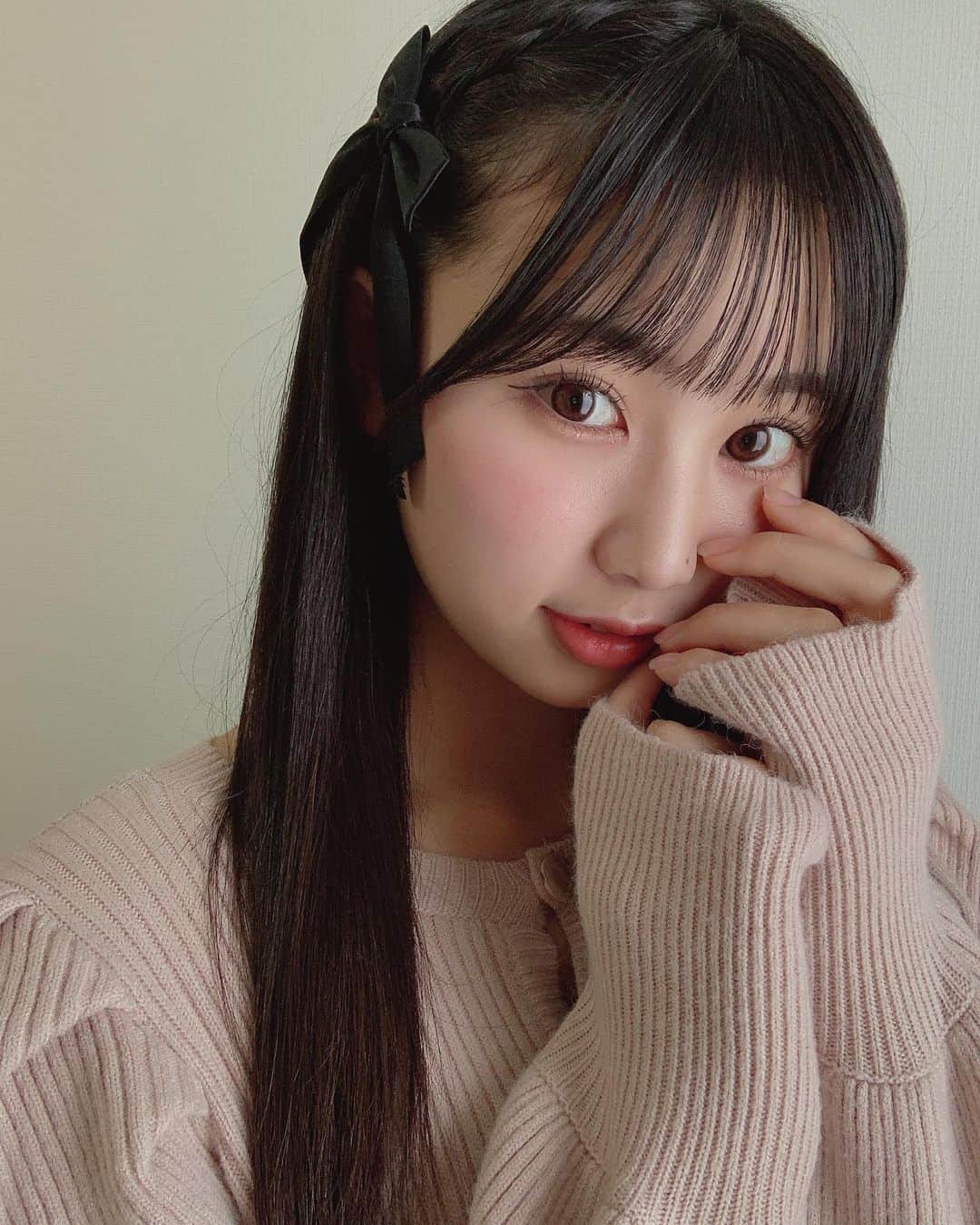 宮丸くるみのインスタグラム：「☃️❄️  ・ ・ ・  #リリバリ #lilyofthevalley #アイドル #idol #くるみんコーデ #私服 #コーデ #ロングヘア #ストレートヘア #ぱっつん前髪 #niceclaup #今日のコーデ #黒髪 #リボン」