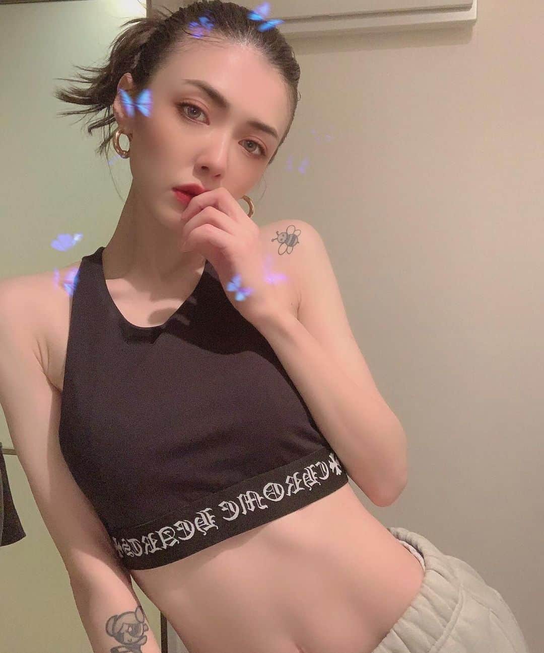 彫師美漸のインスタグラム：「@niina__official 🐝 ・ #美漸ガールズタトゥー　#刺青 #彫師 #美漸 #彫師美漸 #海老名 #中目黒 #タトゥー #東京タトゥー #tokyo #tattoo #art #fashion #bizenart #bizen #문신　#Bizentattoo  #tattooer #tattooist #tattooartist #tattooart #tattooshop #japanesetattoo」