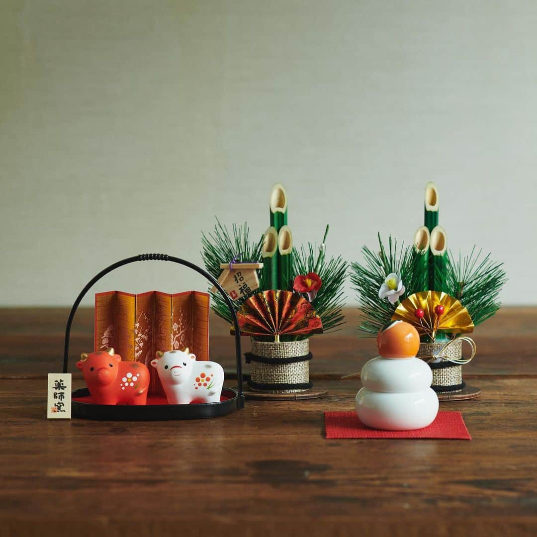 ルミネ北千住さんのインスタグラム写真 - (ルミネ北千住Instagram)「・ #新年を迎える準備 【一足早くお正月飾りを揃える】 ・ 日本の伝統的なお正月飾りを揃えて、 気持ちよく新年を迎える準備をしよう。 お部屋に飾るのに丁度いい小さめサイズが充実。 華やかな佇まいでお正月気分を盛り上げます。 ・ #ミニミニ門松(2本入) ¥900+tax #錦彩招福丑(紅白)小手籠付 ¥750+tax ロフト/5F #鍋島焼の鏡餅飾り(小) ¥4,000+tax 中川政七商店/4F ・ #ルミネ北千住 #北千住 #lumine #年末年始 #お正月飾り #迎春飾り #丑年 #干支 #門松 #鏡餅 #鍋島焼 #迎春 #飾り #中川政七商店 #おうち時間 #2021 #置物 #新年の準備 #お正月#新年#ミニサイズ#来年の干支#正月🎍 #お正月のしつらえ#日本の風習 #干支飾り」12月5日 20時42分 - lumine_kitasenju