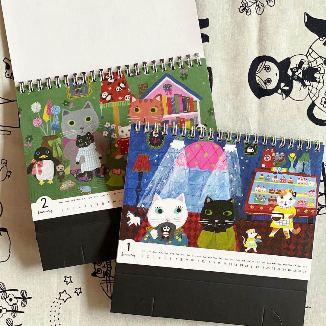 北岸由美のインスタグラム：「2021年のカレンダーやTea for two展で作ったコラボアイテムなど、本日21:00からオンラインショップで販売いたします！  プロフィールのリンクから、よかったらのぞいてみてください。  #yumikitagishi  #calendar2021 #calendar」