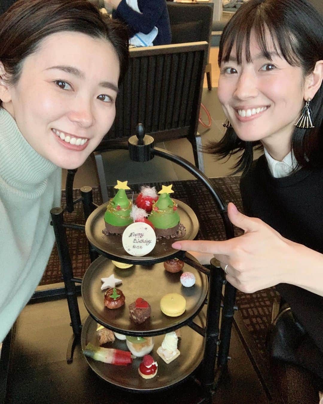 永瀬かおるのインスタグラム：「AMAN tokyoのX'mas Afternoonteaへ🎄 @yu.u.ki100 と毎年恒例の合同誕生日会🎂✨ 去年は台湾旅行✈️  今年も楽しい思い出が出来ました👐 コロナ禍の中、不安もあったけどさすがのAMAN hotel✨ 席も広々と間隔が空けてあり、 感染対策しっかりとされている安心出来る空間でした👏  お誕生日おめでとう🎂私たち🧡 （私はまだです笑）  #afternoontea #amantokyo #xmas #happybirthday  #毎年恒例合同誕生日会　#ハッピーバースデー私たち」