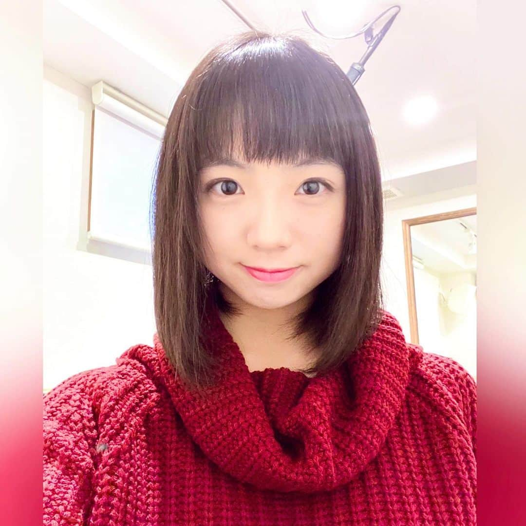 花田優里音のインスタグラム：「あっという間に12月ですね❄️ もうお家にクリスマスツリーは飾っていますか？🎄 うちはまだです。 飾る前に部屋の片付けが先だからです。 今日は映画のアフレコをしてきました🎙 映像の中の役の自分に声を入れるのは 不思議な気持ちです。 スムーズに、予定よりとんでもなく早く終わり、 スタジオで2時間ピアノ練習をしました。 まだ時間があったのでどうしようかと思っていたら VR体験ができる施設を見つけました。 デートスポットだったのでしょうか… 仲良し恋人達の中で お一人様ですか？という言葉が胸にきましたが ええ…通りがかりだけど体験してみようかしら な姿勢を貫き、孤高に楽しみました。 寒くなりましたが、色々気をつけて 暖かくして元気に過ごしましょう。 . #一人だと写メもないのよVR  #悲しい一句できた  #映画 #movie #アフレコ  #ピアノ #piano #スタジオノア #studionoah  #赤 #赤い服 #謎のドヤ顔  #週明けからテスト #辛いね #でも頑張る  #元気に過ごしてね」