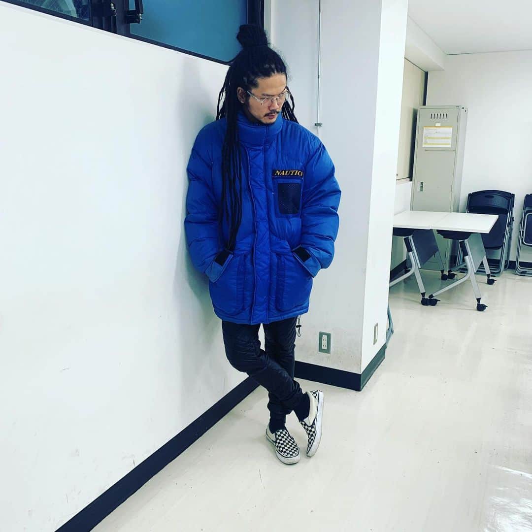 庄村聡泰のインスタグラム：「めっさいい感じのダウンめっけたしめっさいい感じのTシャツもめっけてアタシほくほくなのよ即ち#少しも寒くないわ と言う行為  頭#きっといや絶対に美味しくない 眼#jeanpaulgaultier ゴルチェよいつもお世話様 上#nautica の古着、2xlと言う良いサイズ。ロゴ散りばめもサイコー 中#stussy のこれまたデカいロンT杢グレーっていいよね 下#ennoir のレザーのバイカーのジョガー 靴#vans のチェッカーは神 銀#chromehearts 指#痛い」
