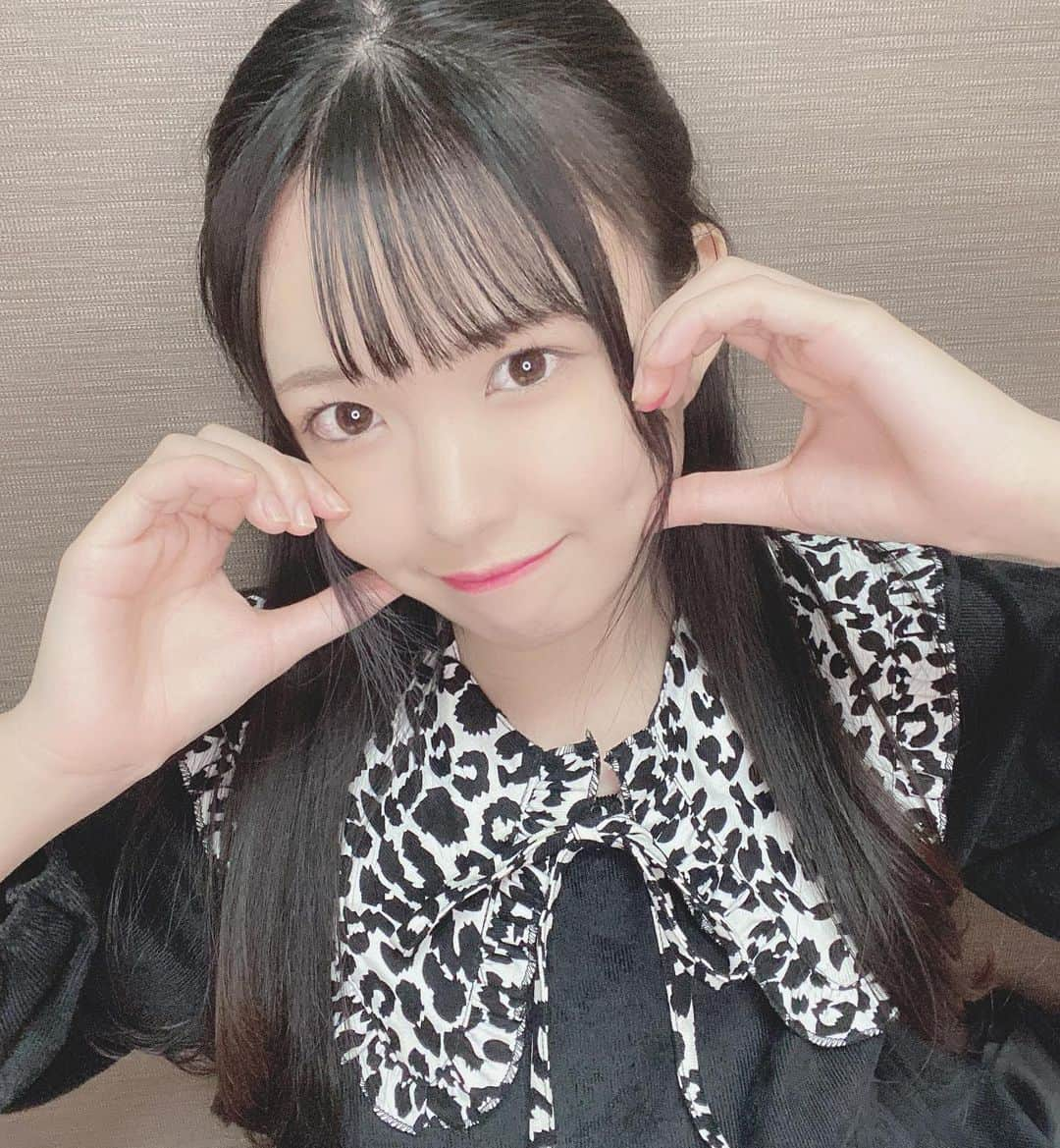 岡本彩夏さんのインスタグラム写真 - (岡本彩夏Instagram)「2021年2月3日発売の SKE48の新曲のイベント、 ［オンラインサイン会&手形会］の 予約が始まってます（╹◡╹）♡ ・ 私は初日の1月4日に参加します🧸💗 これをみたあなたはきっと、 私に #恋落ちフラグ 🎶🤍🎀 楽しみにまってます〜😊 ・ #ske #新曲 #恋落ちフラグ #2月3日発売 #jk #idol #heart #手形 #手形アート #手形好きな人と繋がりたい #selfie #いいね #instagram #followｍe  #ske48 #岡本彩夏」12月5日 20時55分 - ayaka_okmt