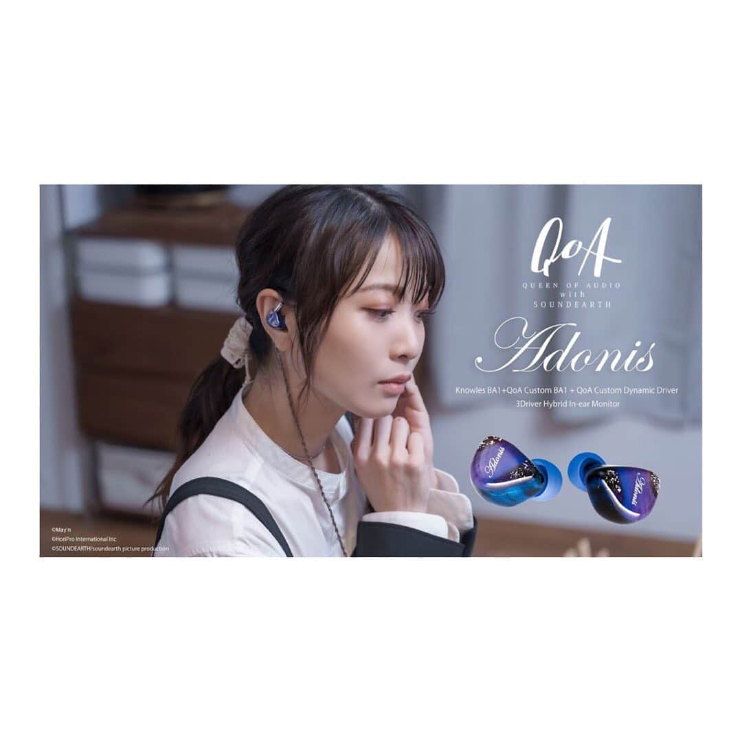 May’nさんのインスタグラム写真 - (May’nInstagram)「イヤホンブランド「QoA（キューオーエー/Queen of Audio）」が新製品を発売することに伴い、May'nが新製品Adonisのアンバサダーに就任することが決定しました！  製作過程での試聴もさせていただき、May'n楽曲のpop、rock、soul、unpluggedと、どのジャンルもバランスよく聴きやすい音質のものを選びました。  もちろん15Colorsも試聴で聴いてました😎  個人的に、ハイがきちんと出つつ、強すぎると耳が疲れるし、ローのボトムがありつつミドルが聴きやすく〜なバランスの良いものが好きなのでそんな音質のこのAdonisは幅広い方に気に入ってもらえると思います！  そして、見た目もかわいい！ 高機能イヤホンでここまでデザイン性があって、男女共に可愛く使ってもらえるものって無いと思うなあ。  普段は耳が疲れるし、練習とか以外では移動中にあんまり音楽って聴かなくて、おうちでスピーカーで音楽は楽しんでたの。 でもこのAdonisに出逢ってから移動中にめちゃくちゃ音楽聴いてる。  臨場感ある音に包まれながらも耳が疲れず、長時間音楽楽しめます！  オススメ！！  12/14発売予定です。 よろしくお願いします💓  https://qoa.jp/adonis.html  #QoA #イヤホン #mayn」12月5日 20時57分 - mayn1021